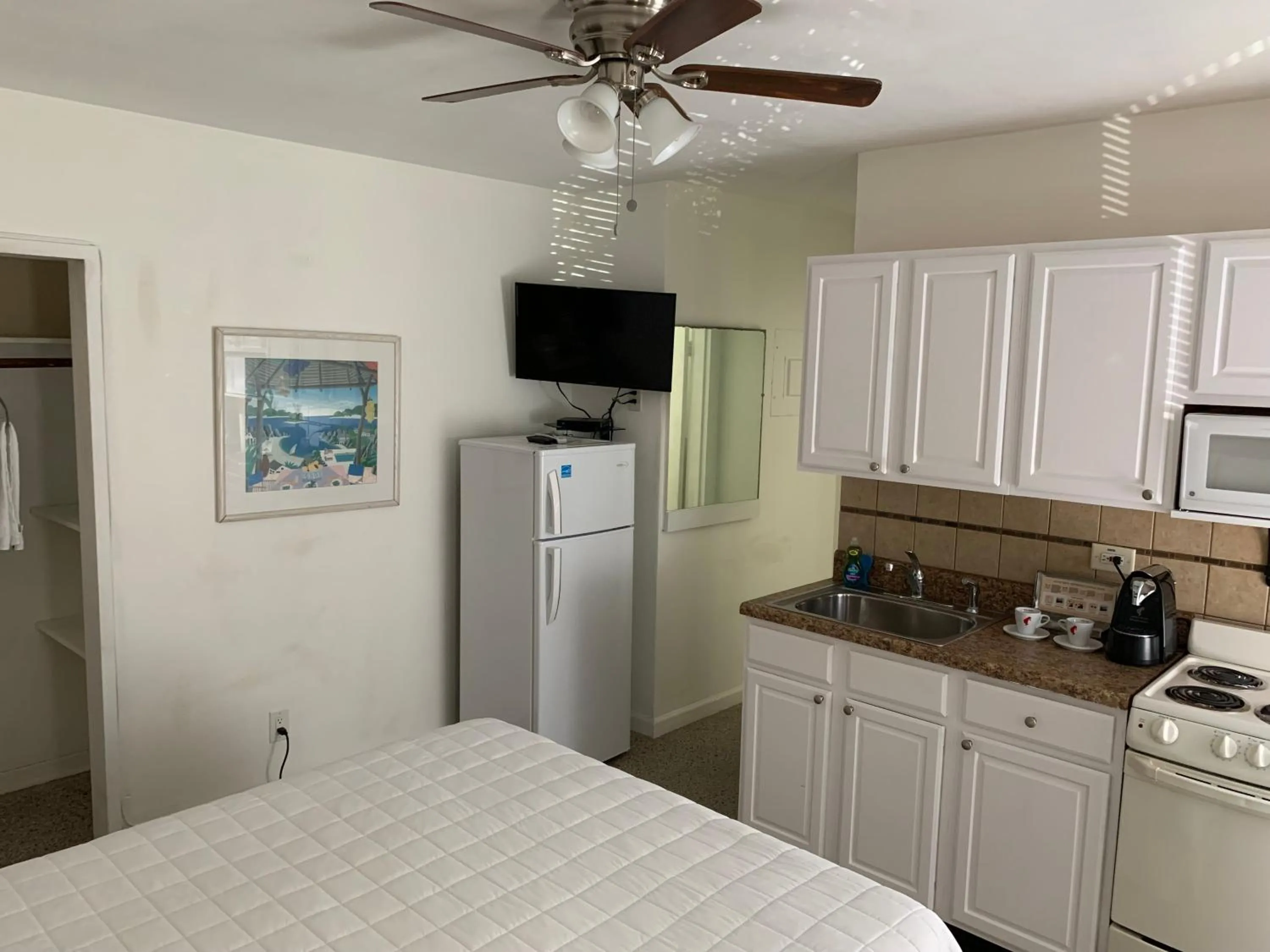 Kitchen or kitchenette in Tiana Beach Inn