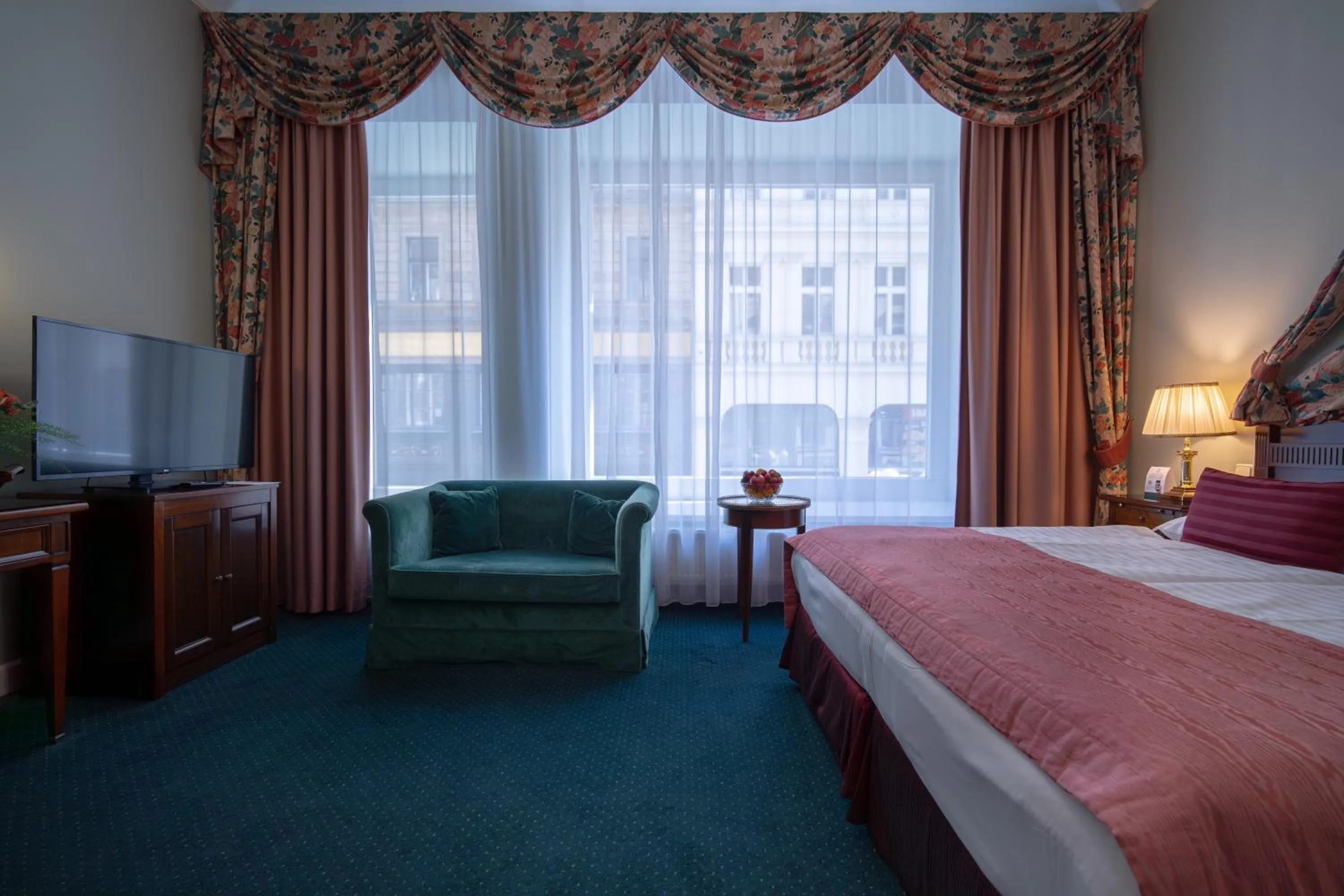 Seating area, Bed in Hotel Liberty