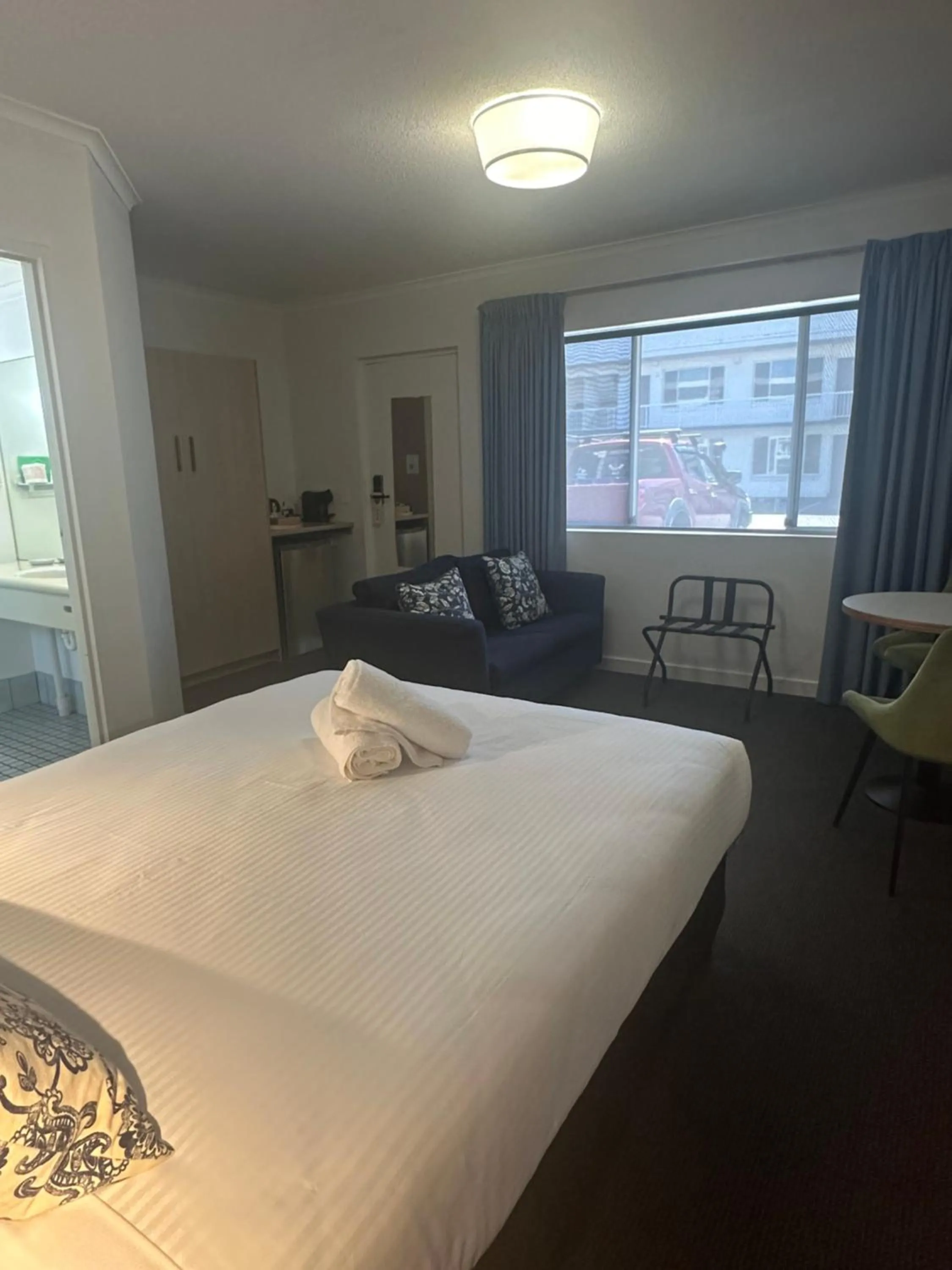 Photo of the whole room, Bed in Batemans Bay Lodge