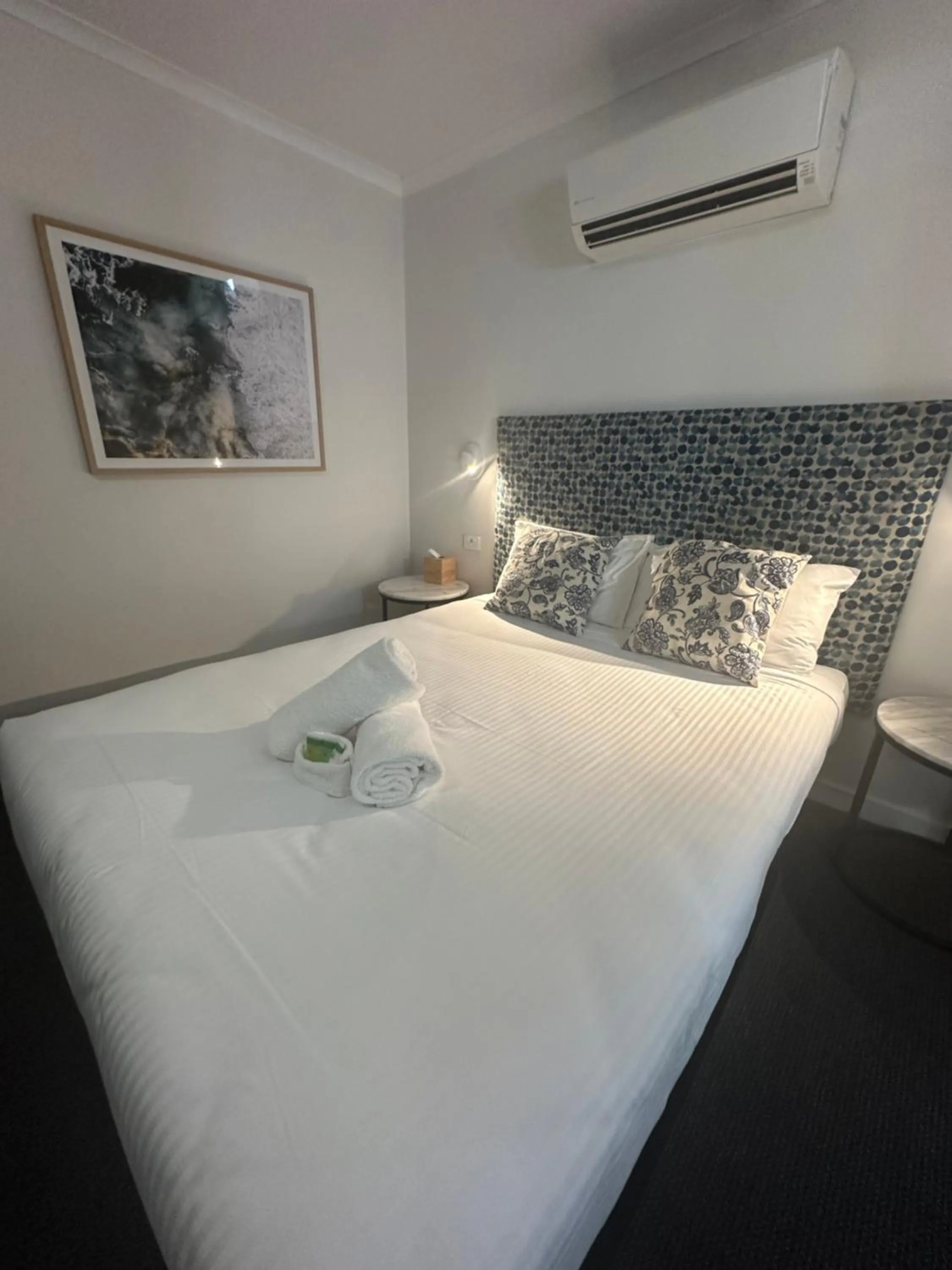 Bedroom, Bed in Batemans Bay Lodge