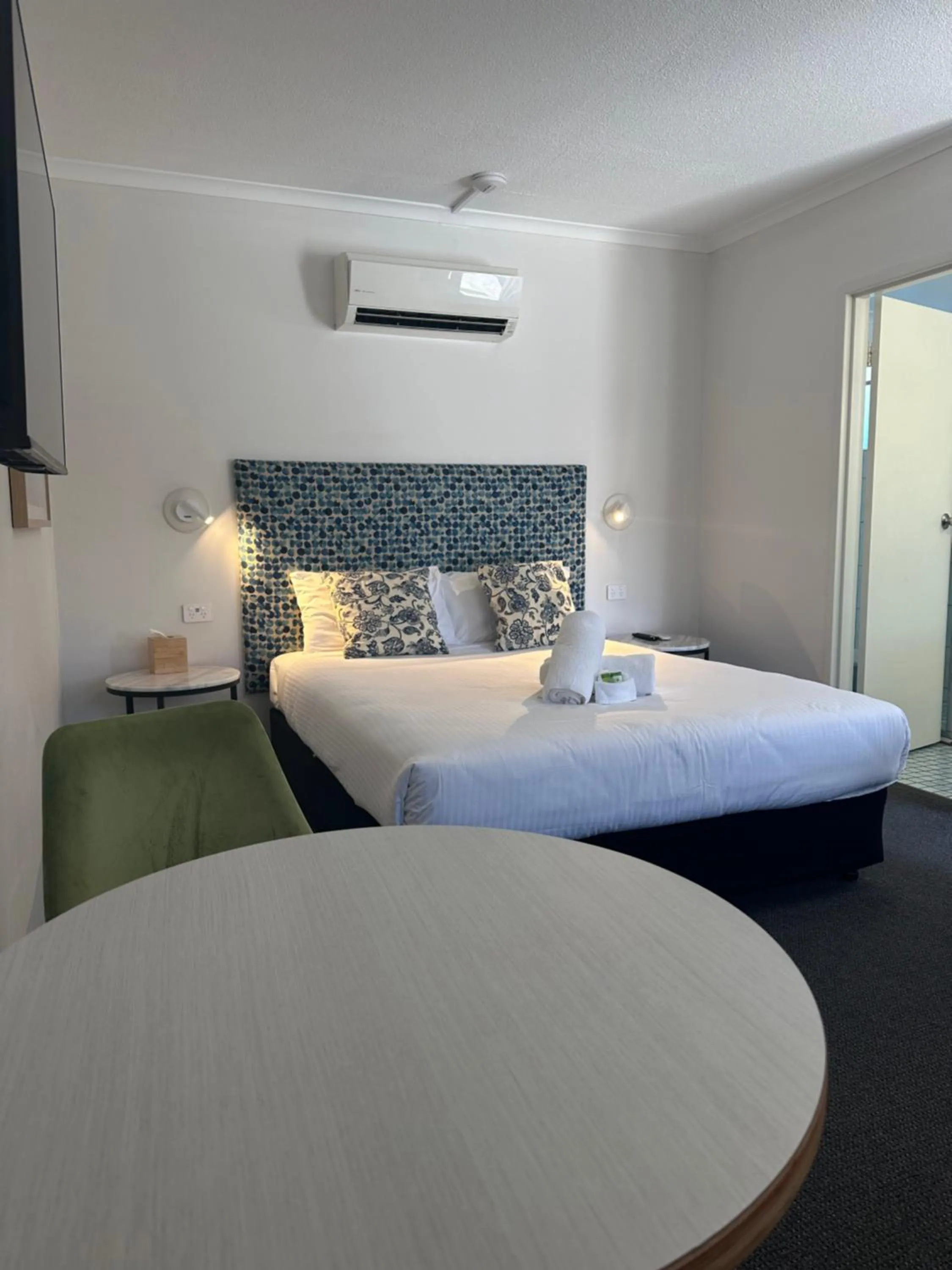 Photo of the whole room, Bed in Batemans Bay Lodge