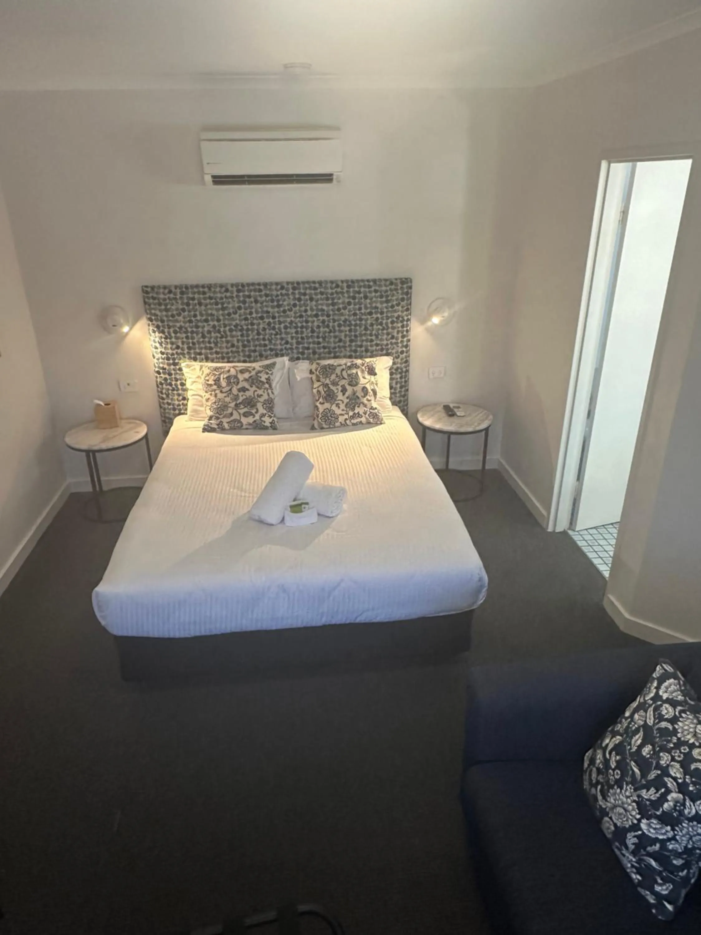 Bedroom, Bed in Batemans Bay Lodge