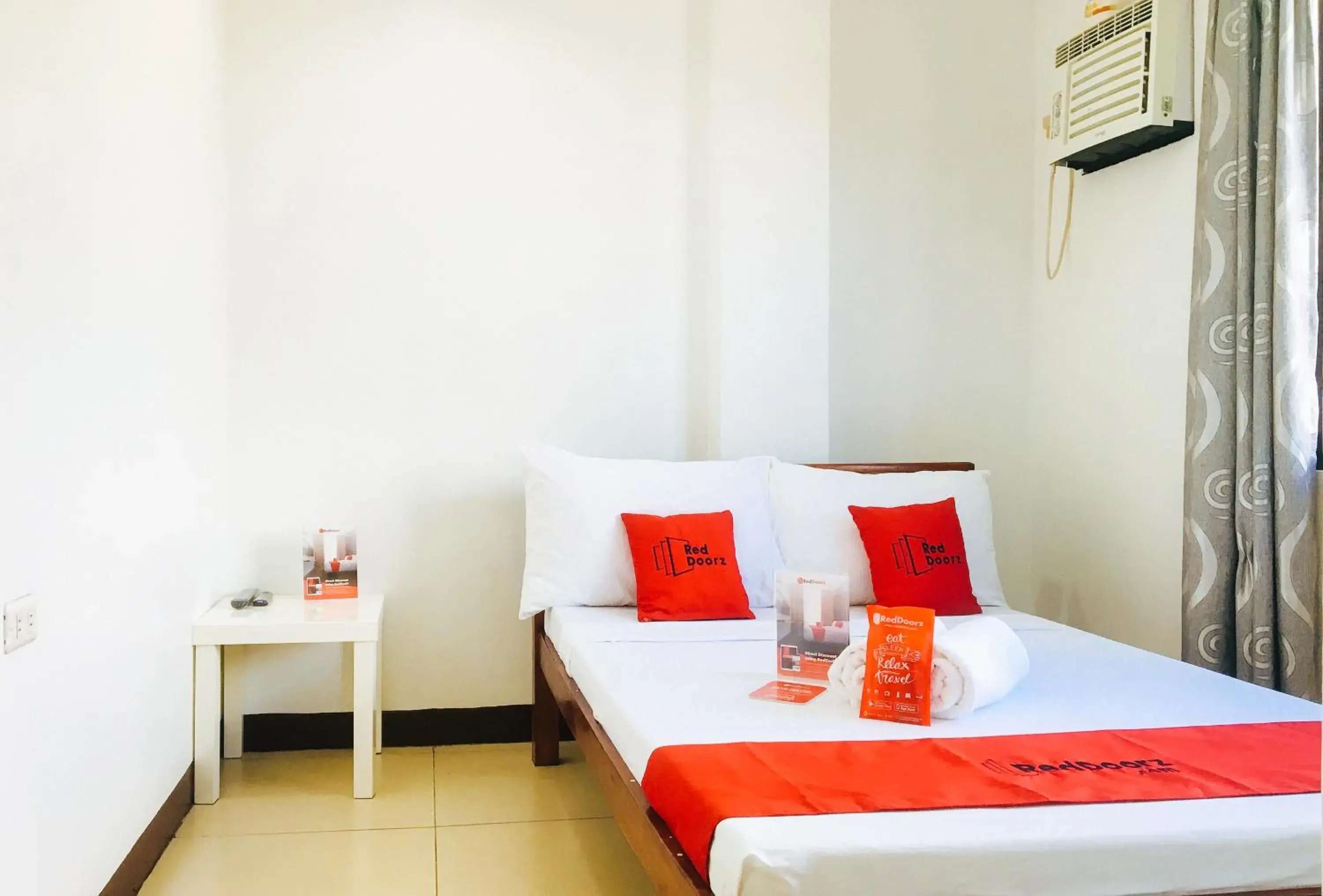 Double Room in RedDoorz @ El Cuarto SRP Talisay Double Room in RedDoorz @ El Cuarto SRP Talisay