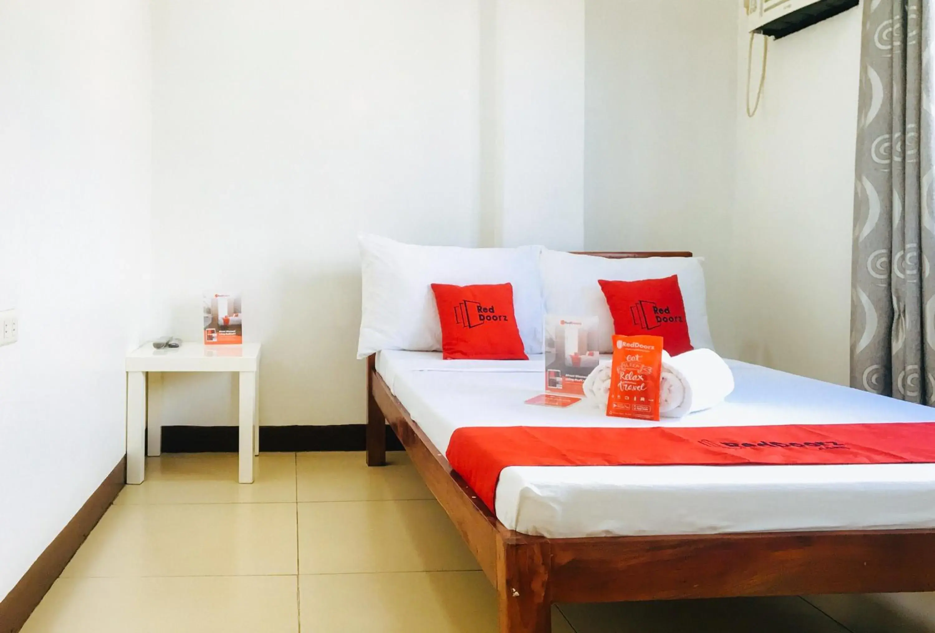 Double Room in RedDoorz @ El Cuarto SRP Talisay Double Room in RedDoorz @ El Cuarto SRP Talisay