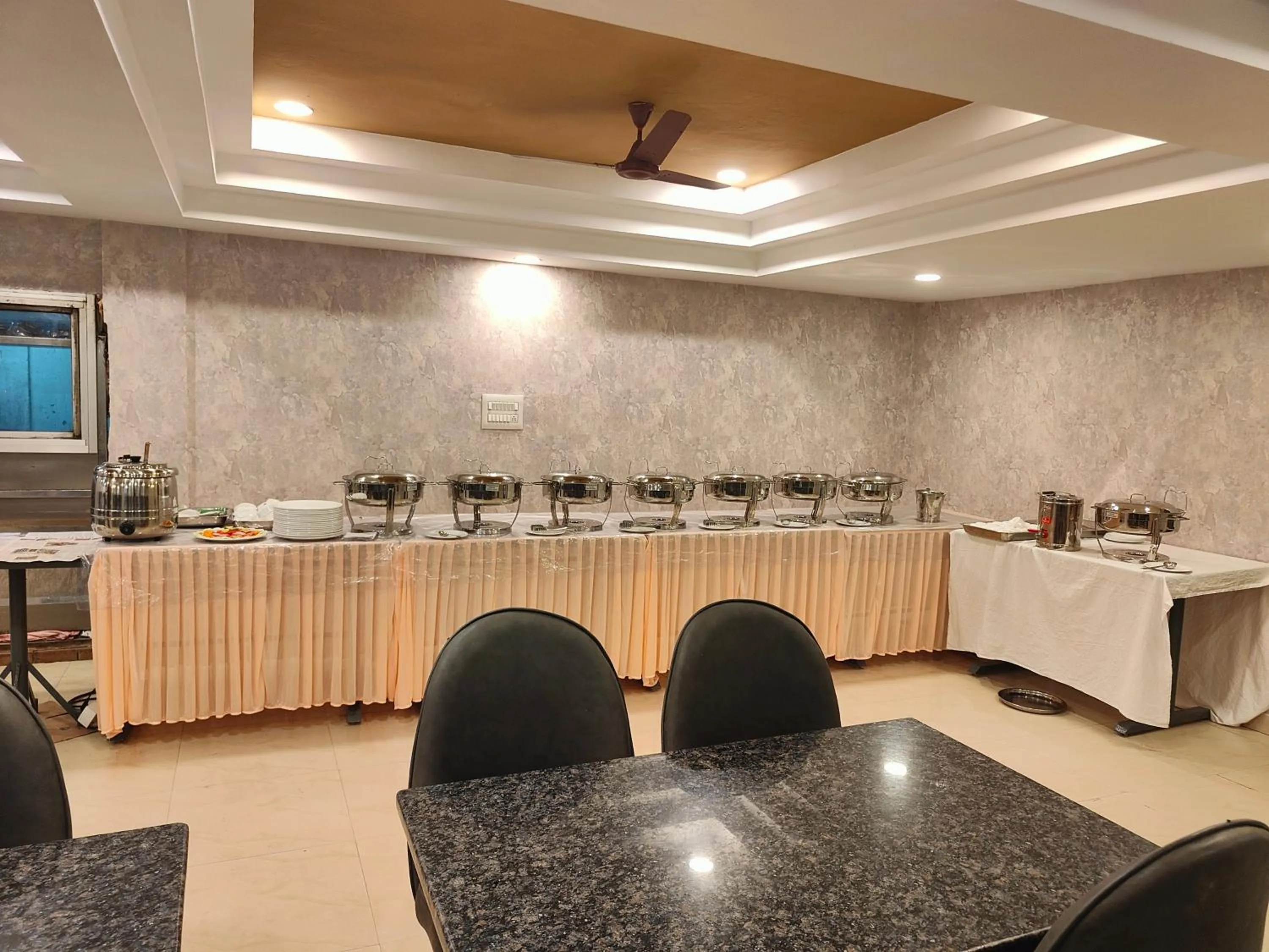 Restaurant/places to eat in Hotel Geetha International