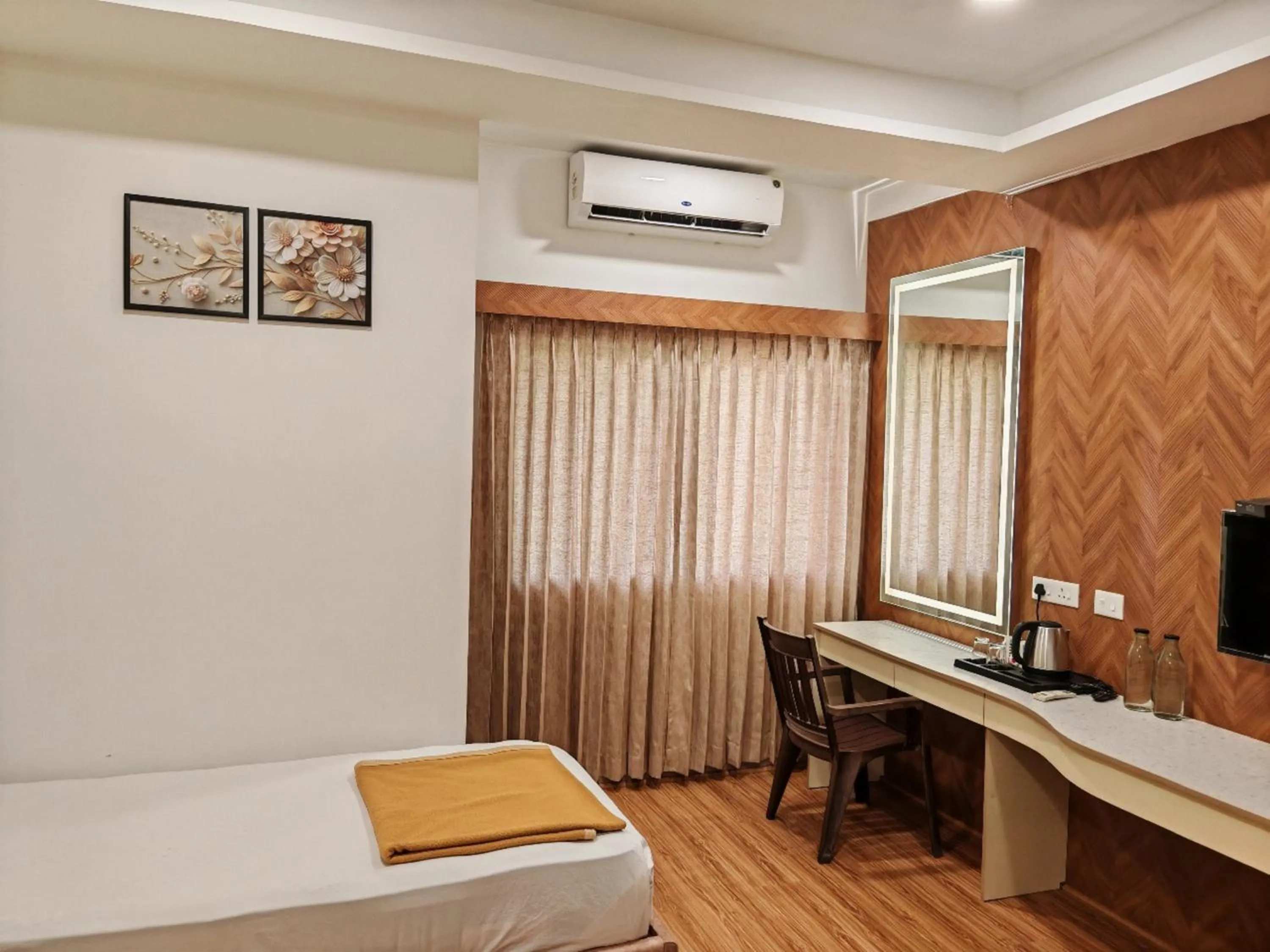 Bedroom, Bed in Hotel Geetha International
