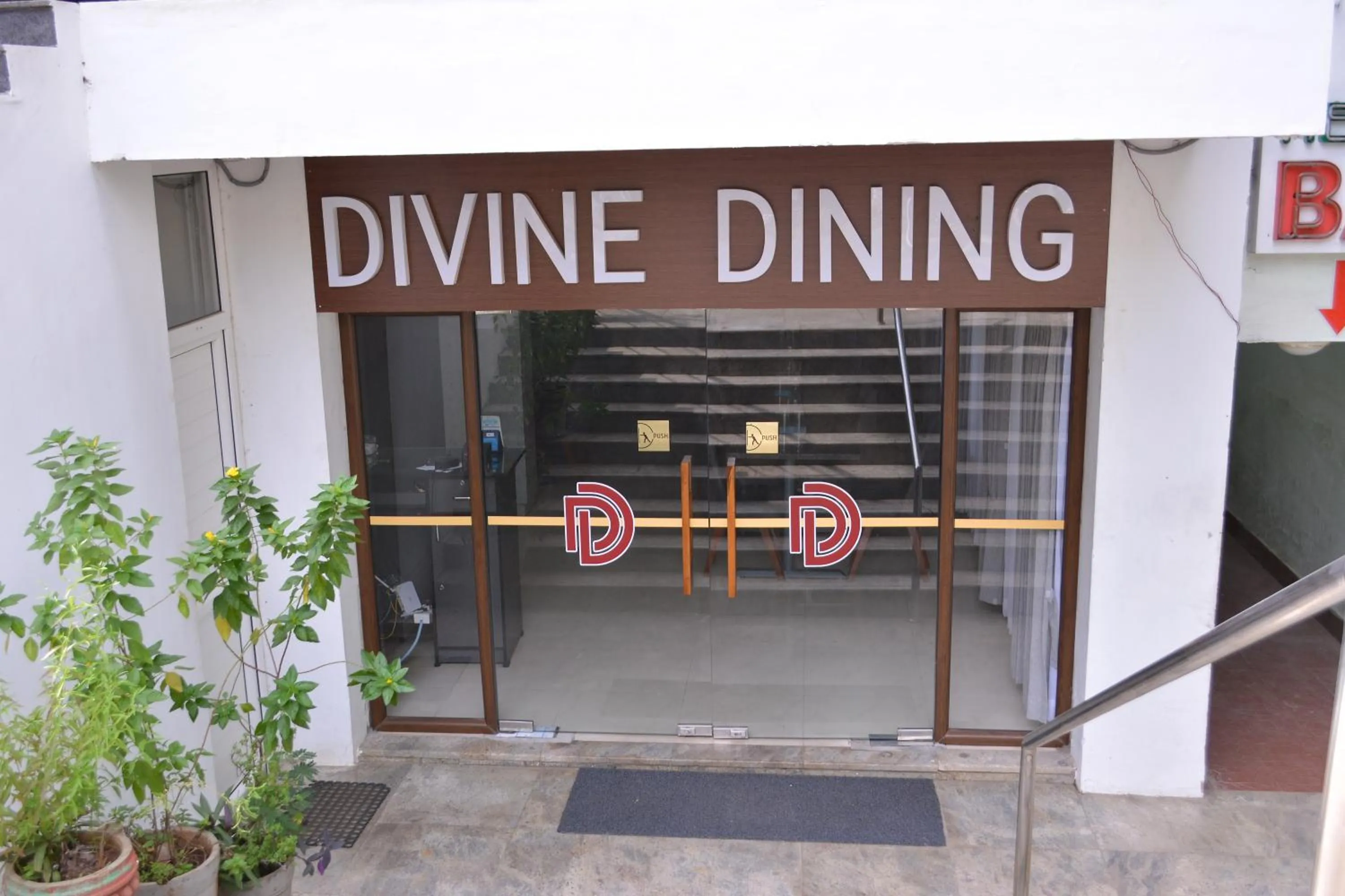 Restaurant/places to eat in Hotel Geetha International