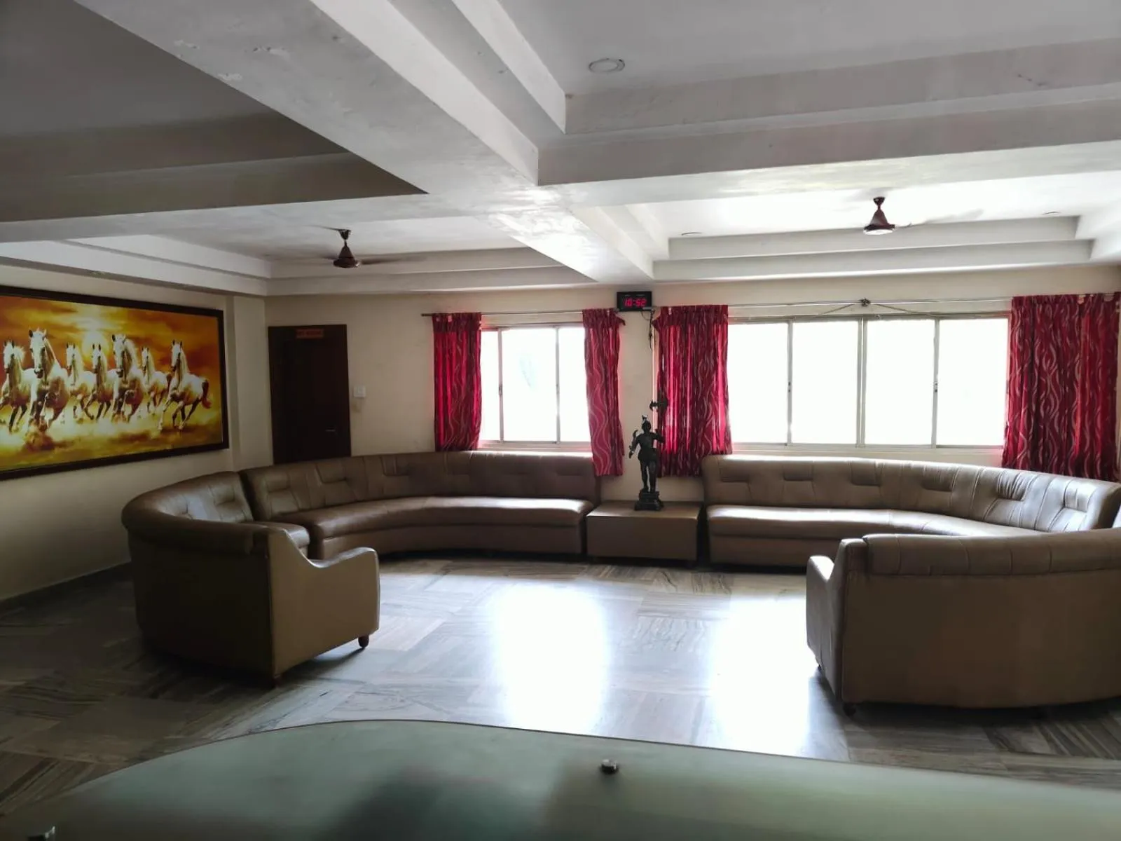 Communal lounge/ TV room in Hotel Geetha International