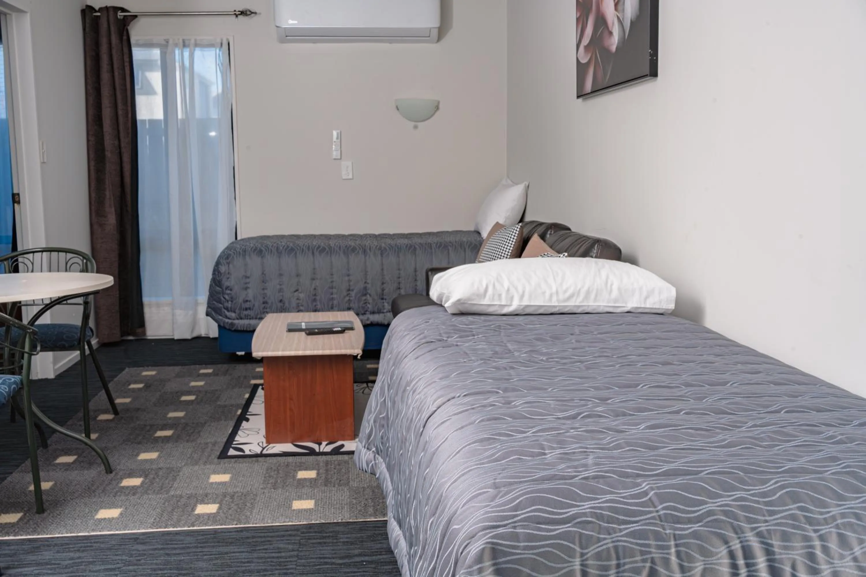 TV and multimedia, Bed in Samhil Motor Lodge