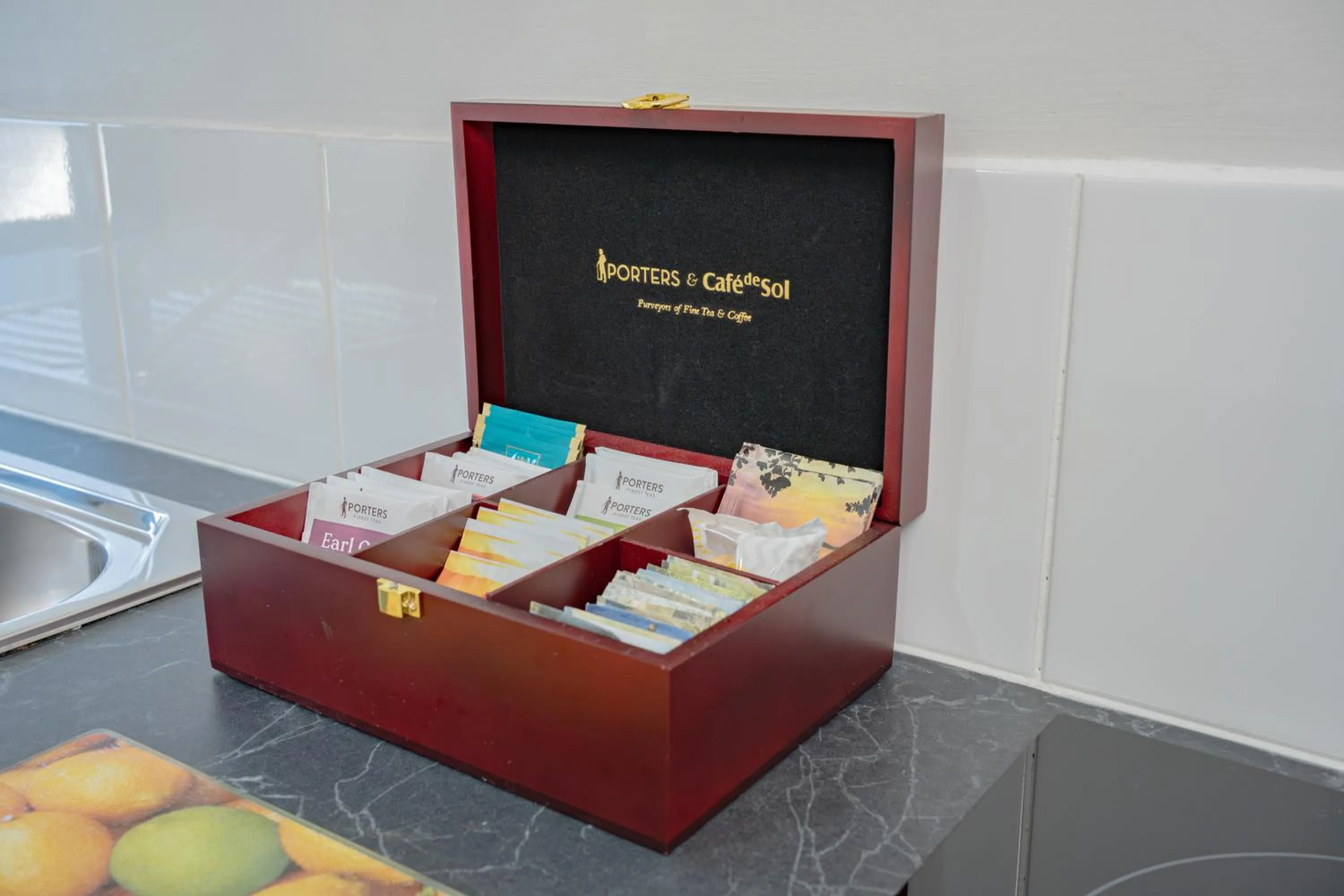 Kitchen or kitchenette in Samhil Motor Lodge