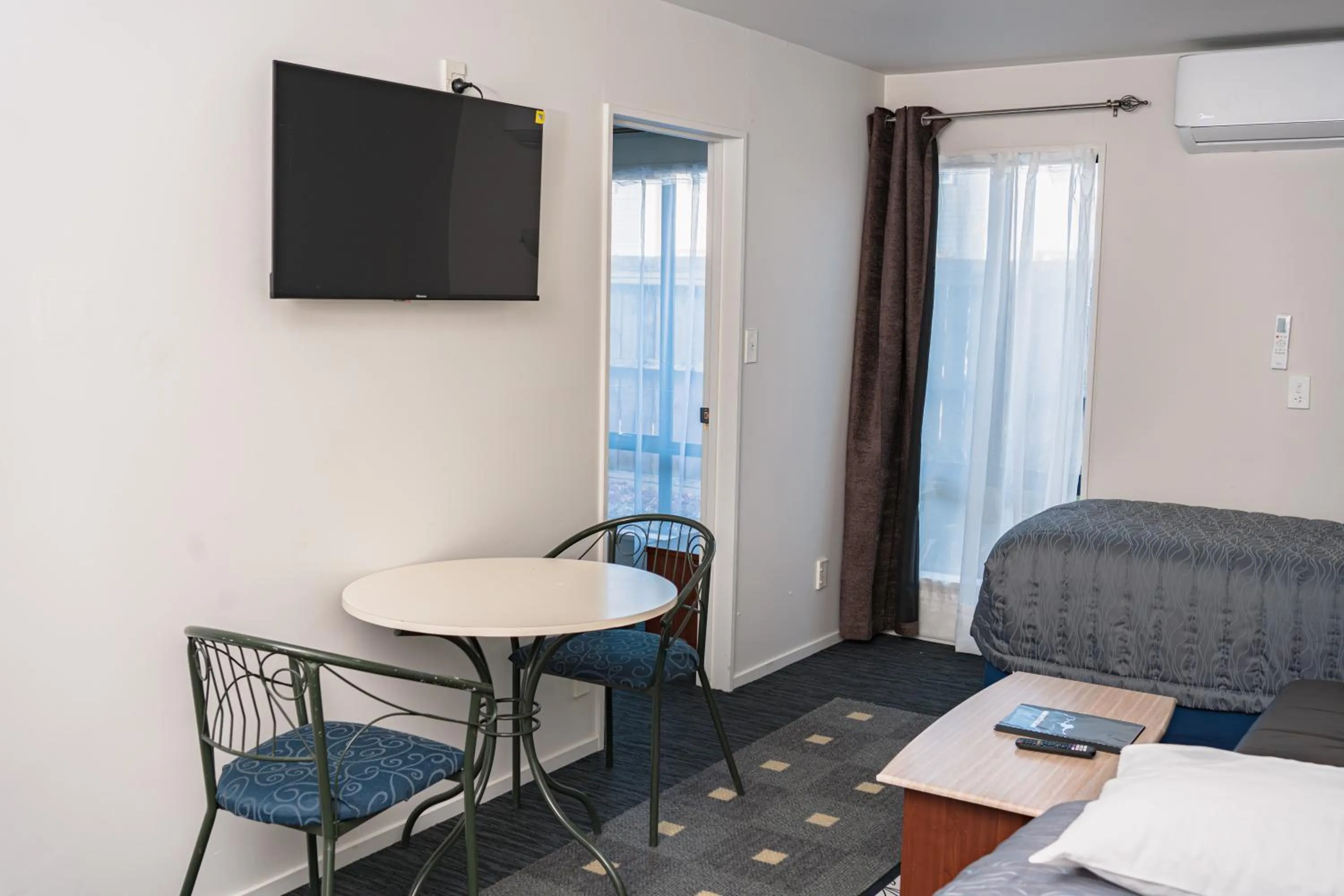 Seating area, Bed in Samhil Motor Lodge