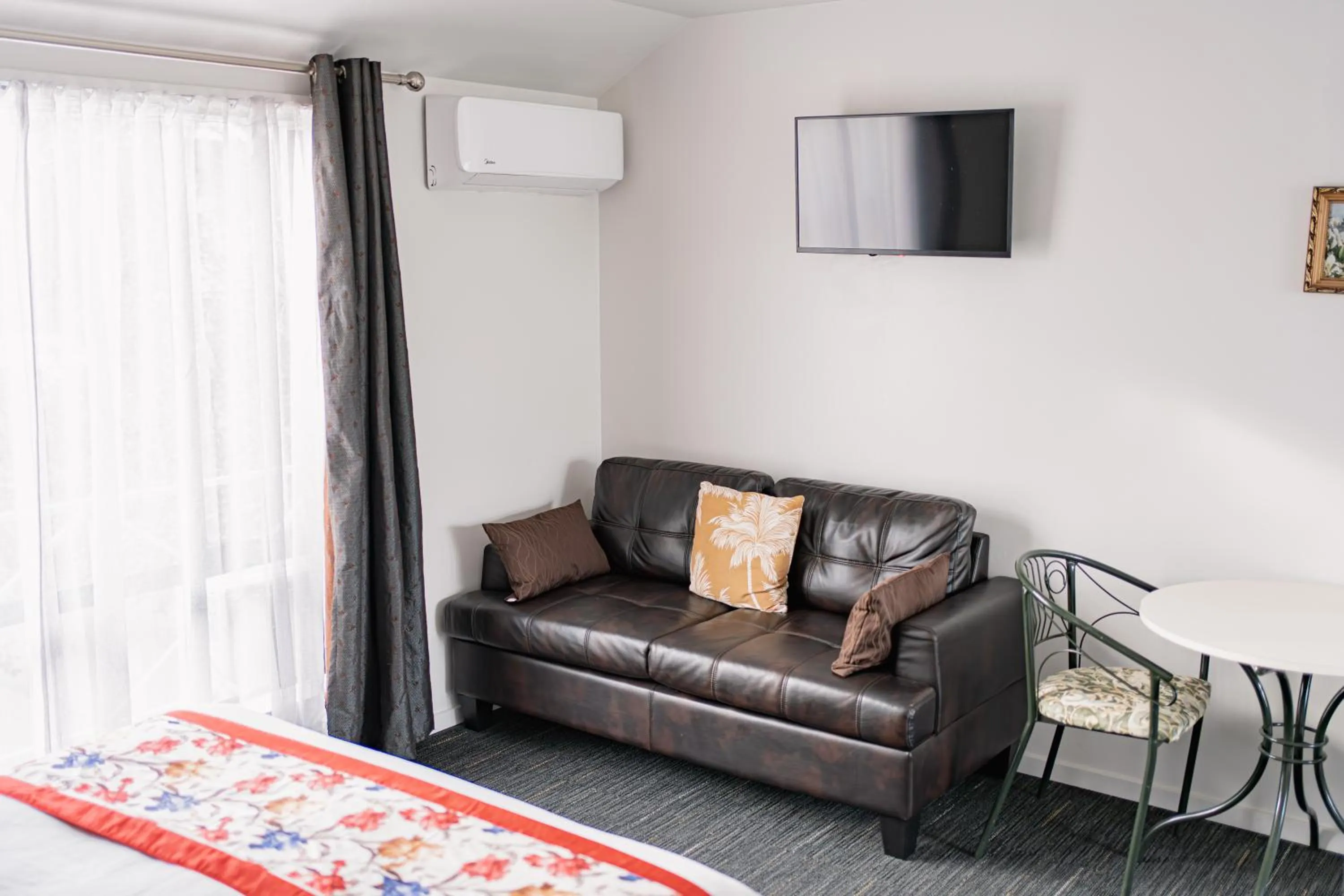 TV and multimedia in Samhil Motor Lodge