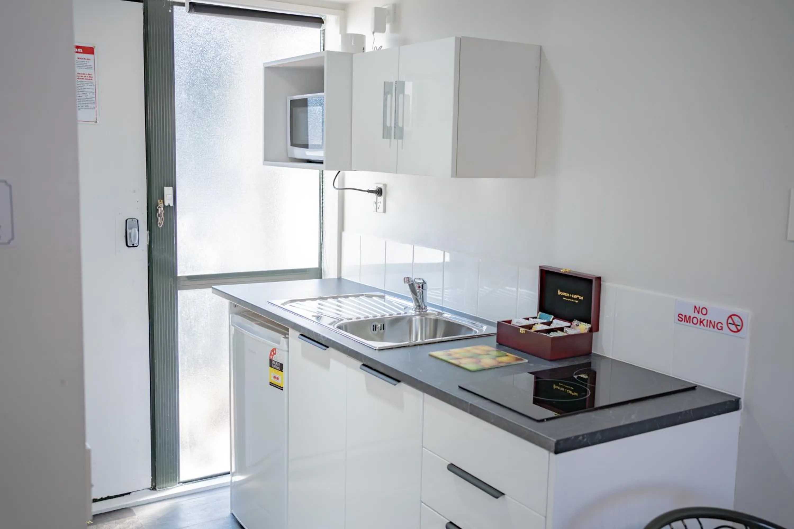 Kitchen or kitchenette in Samhil Motor Lodge