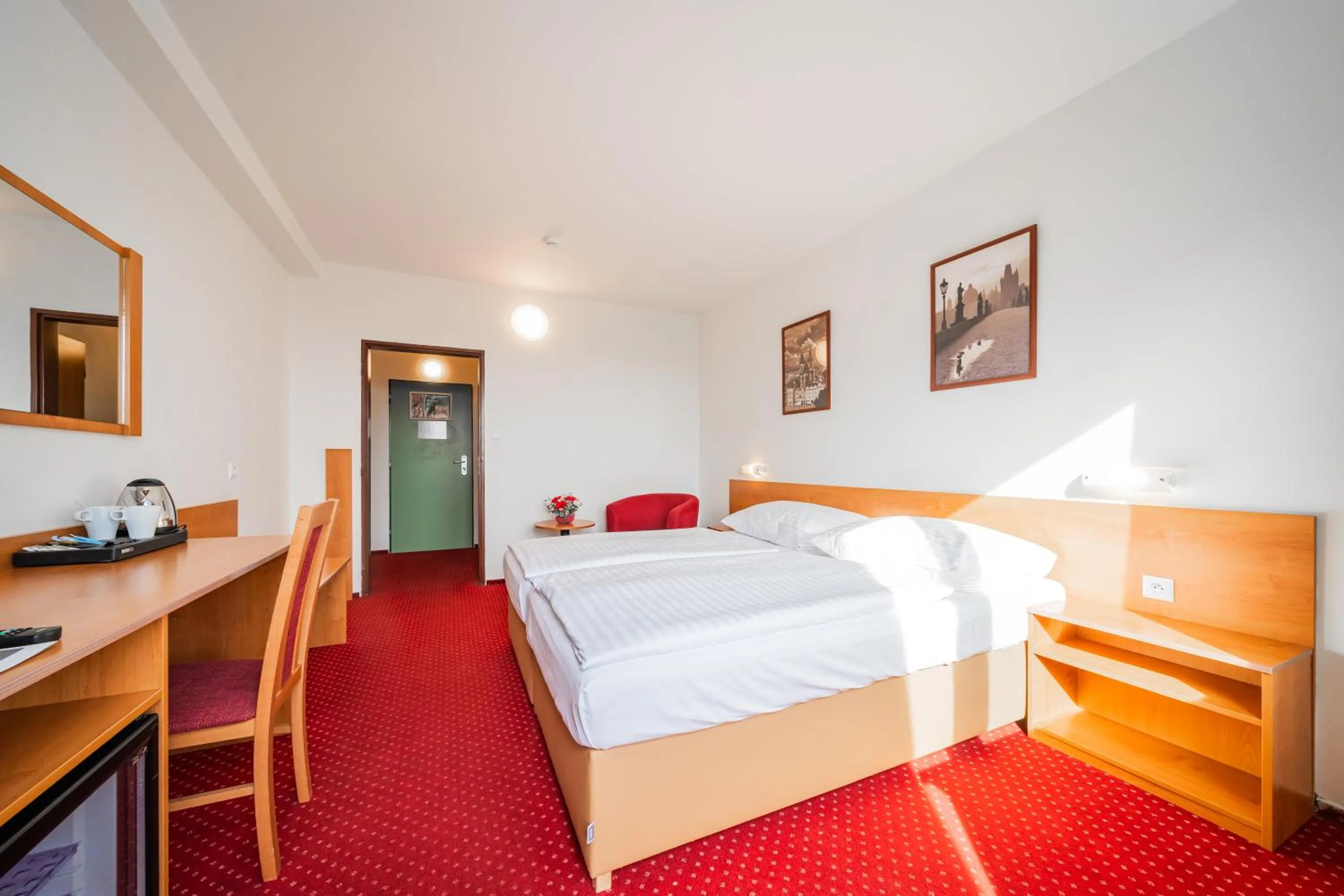 Property building, Bed in Hotel Globus