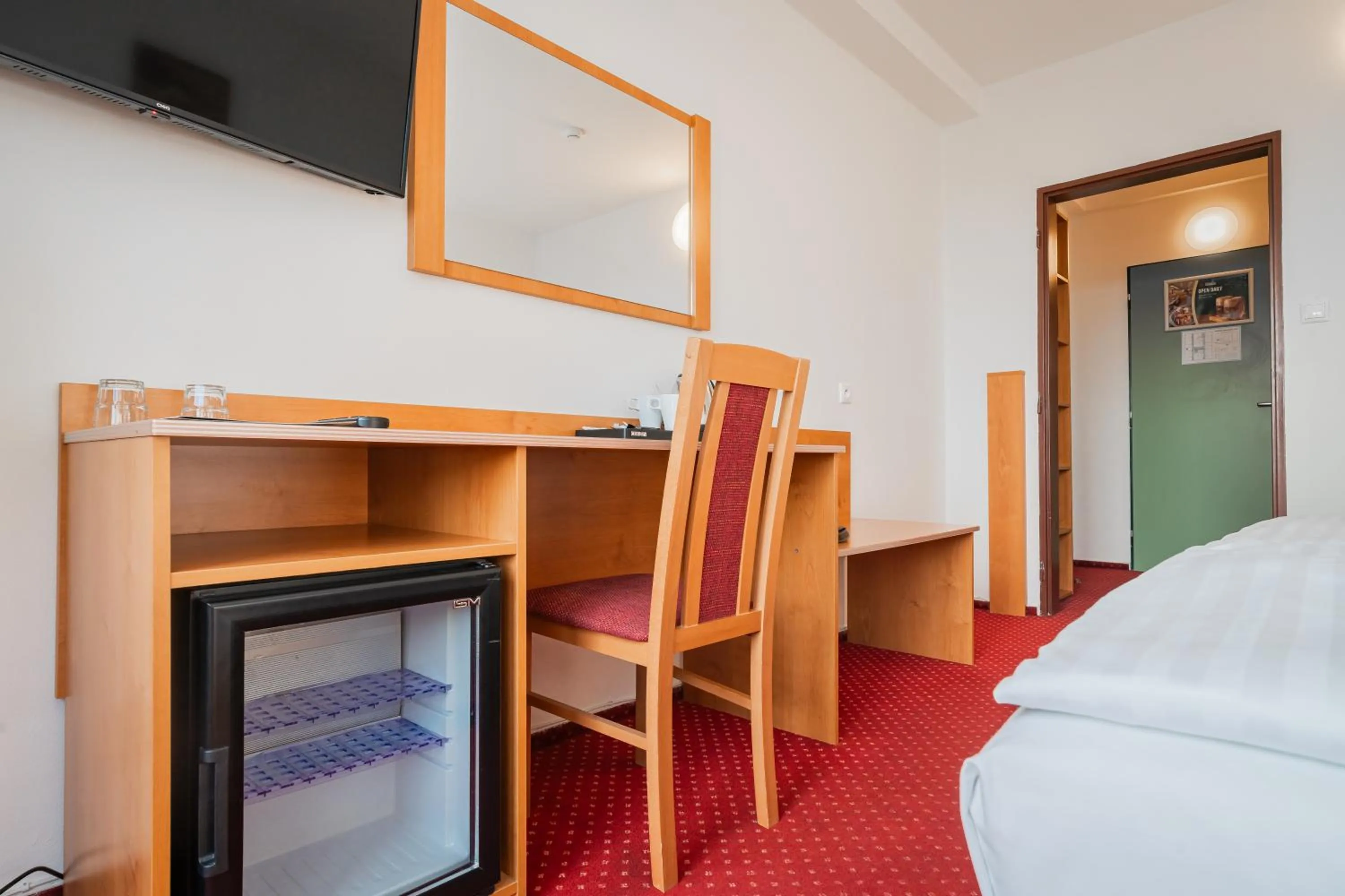 Property building, Bed in Hotel Globus