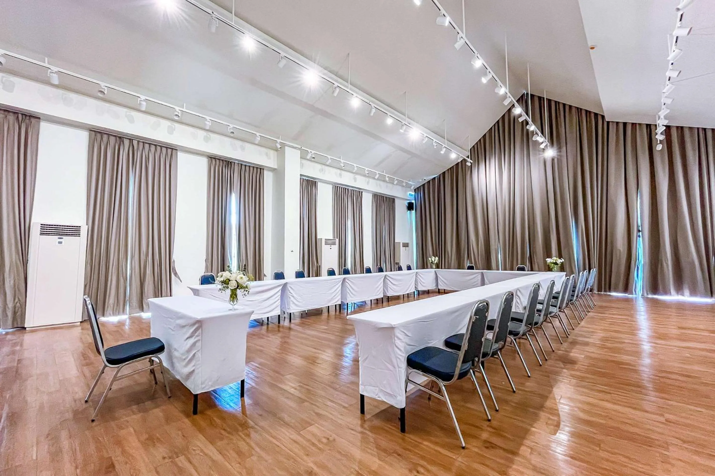 Meeting/conference room in SureStay by Best Western Iconic Ari-Jatujak