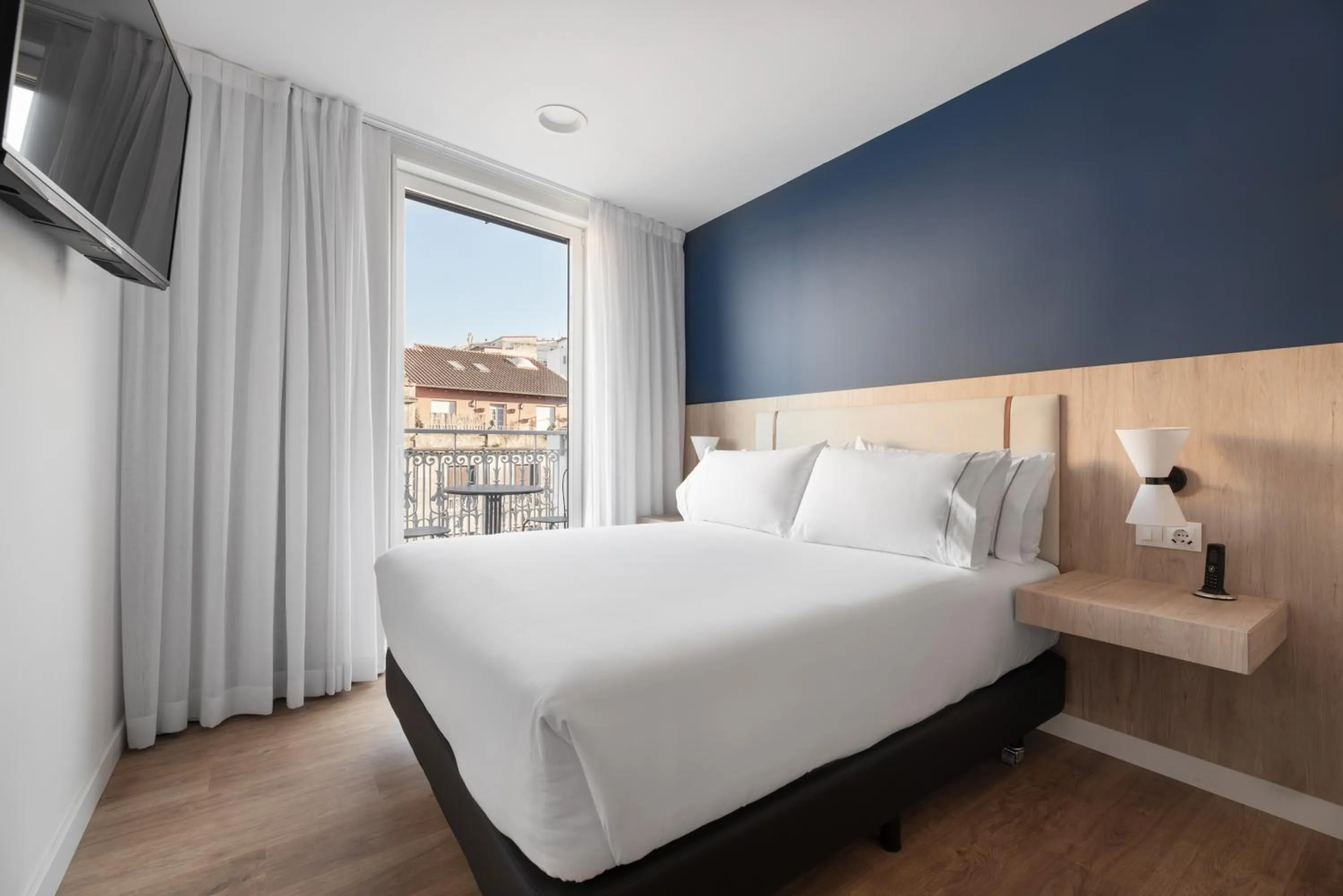 Photo of the whole room, Bed in Exe Vigo