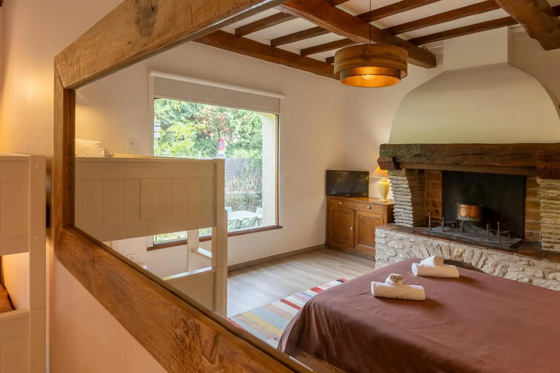 Bedroom, Bed in L'Interlude