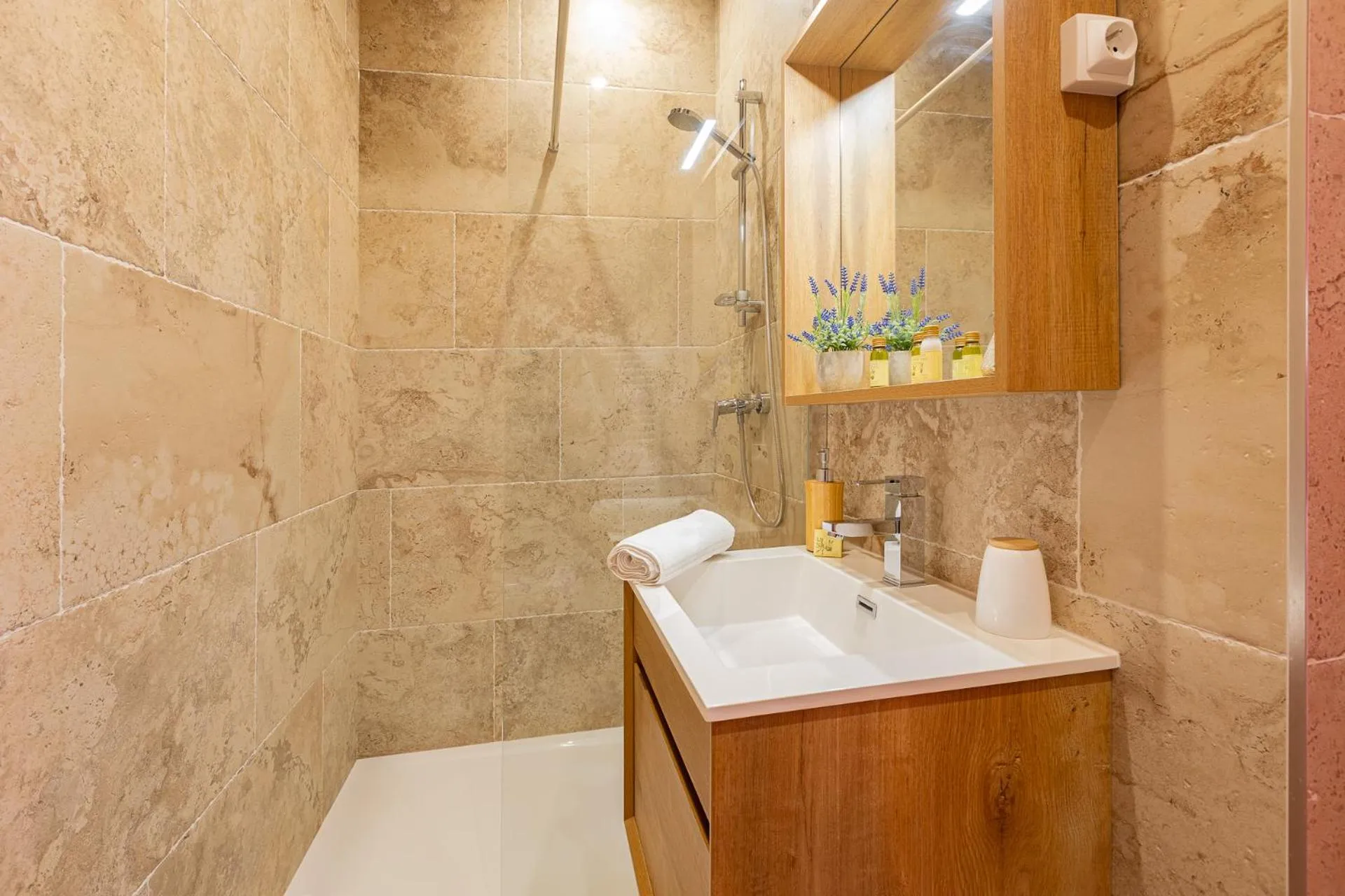 Shower in L'Interlude