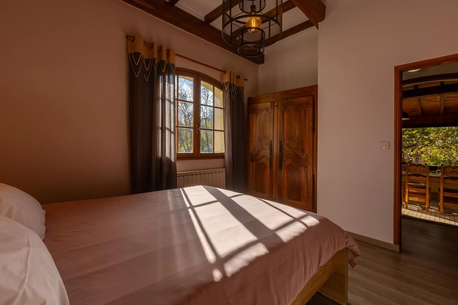 Bedroom, Bed in L'Interlude