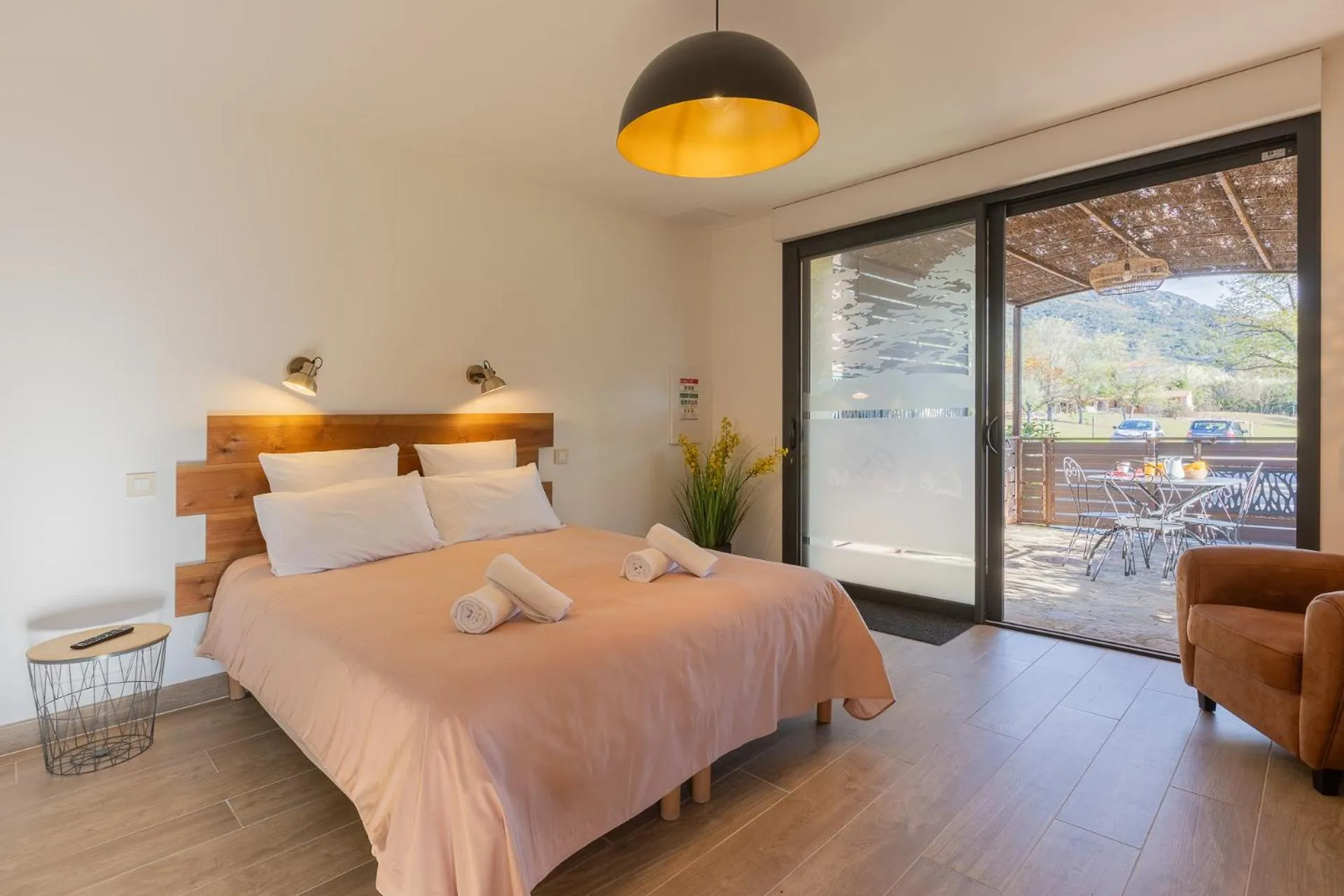 Bedroom, Bed in L'Interlude