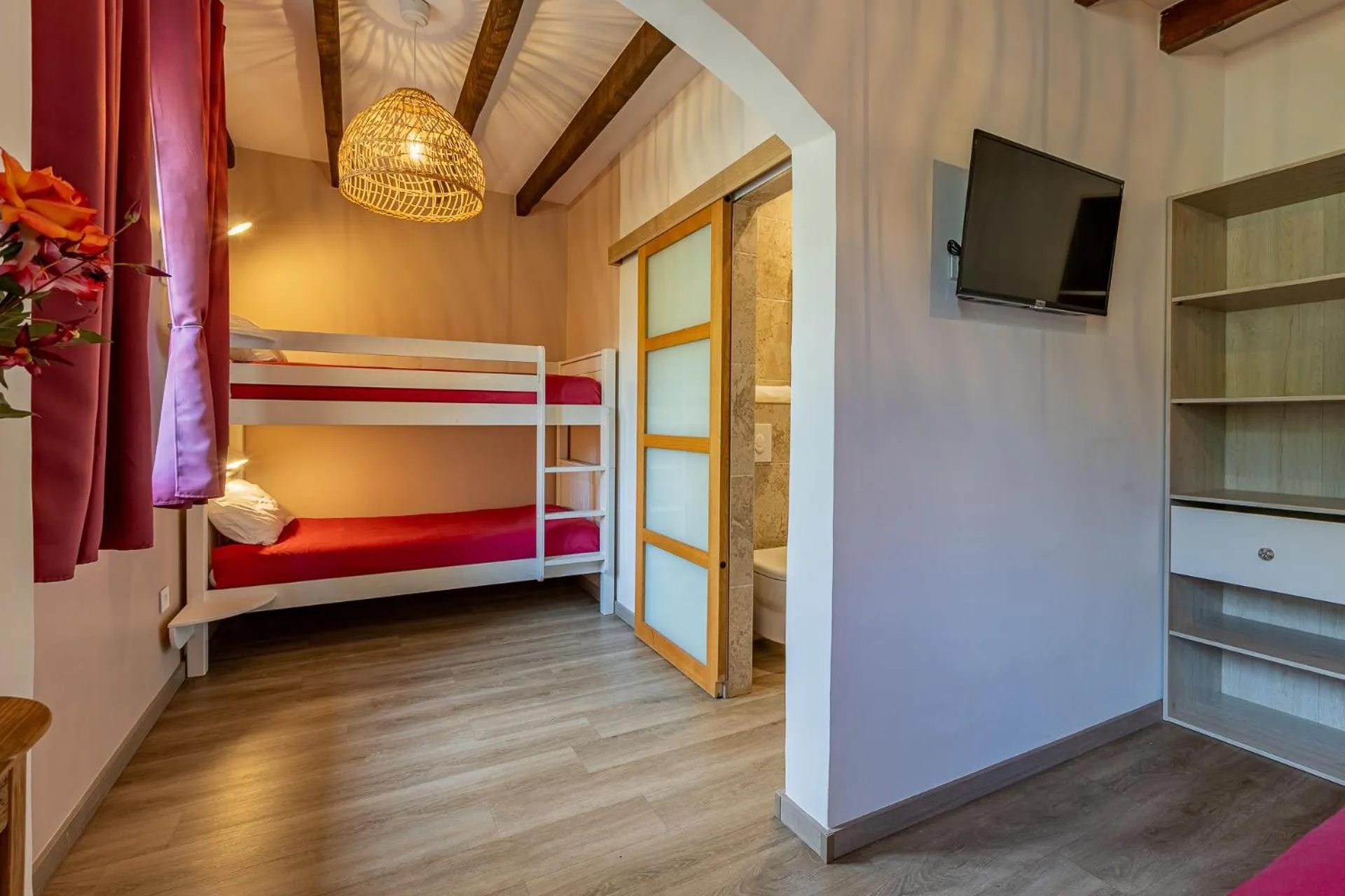 Bedroom, Bed in L'Interlude