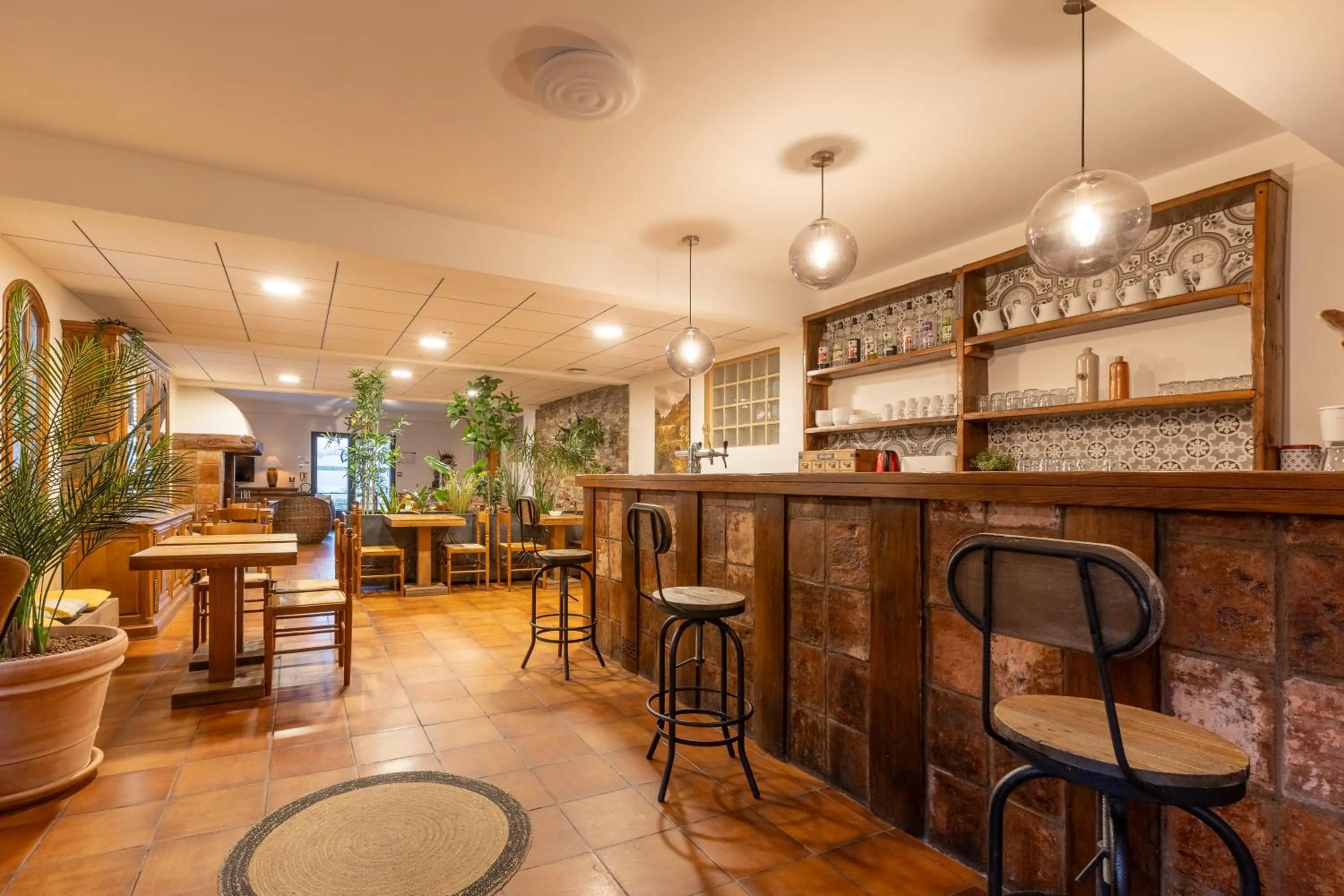 Restaurant/places to eat in L'Interlude