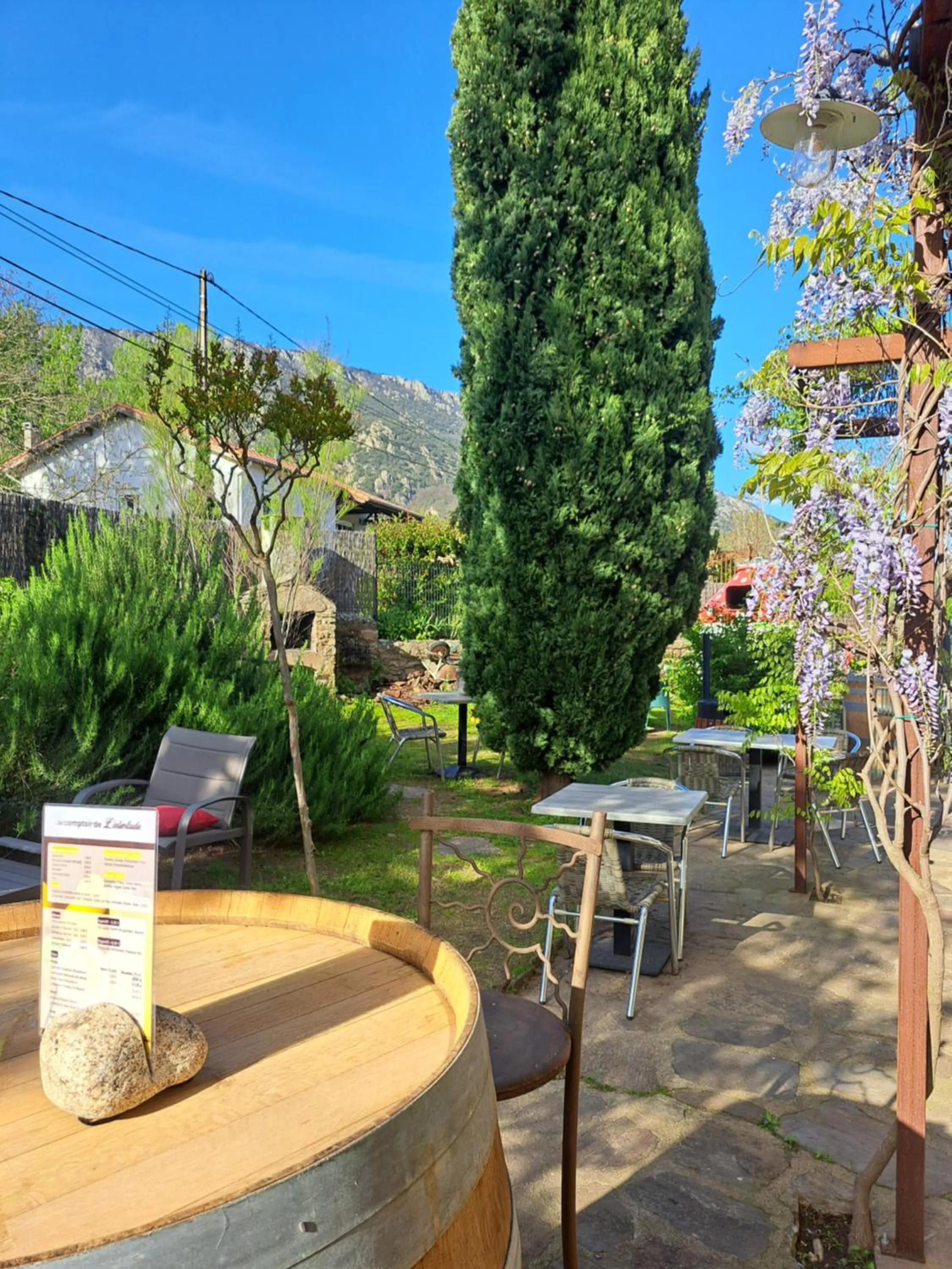 Restaurant/places to eat in L'Interlude