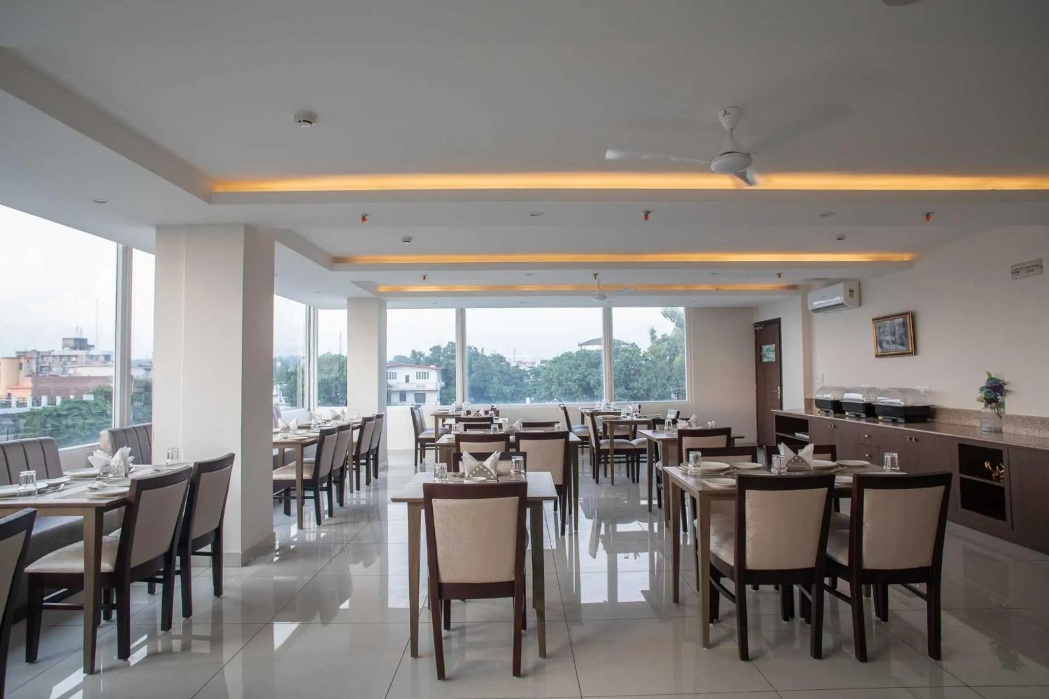 Restaurant/places to eat in Hotel Alaya