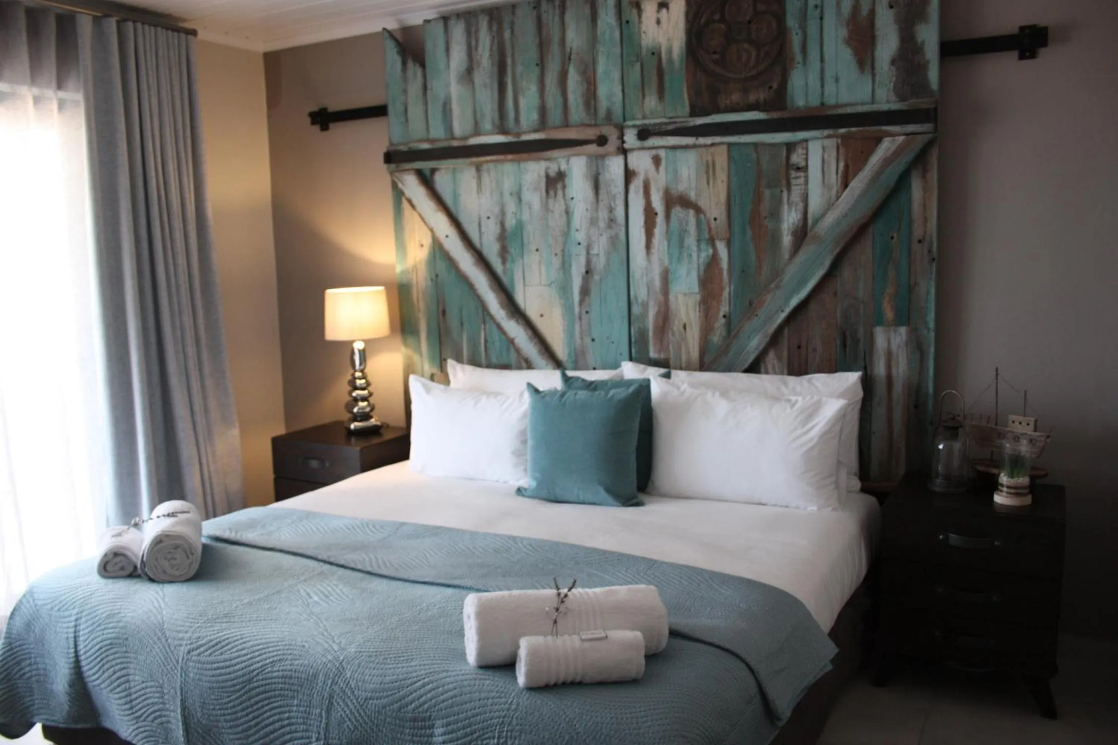 Bed in Rox and Sea Country Lodge