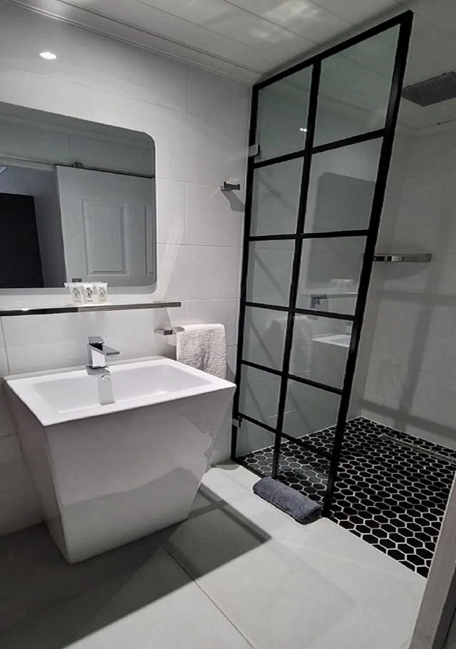 Shower in Rox and Sea Country Lodge