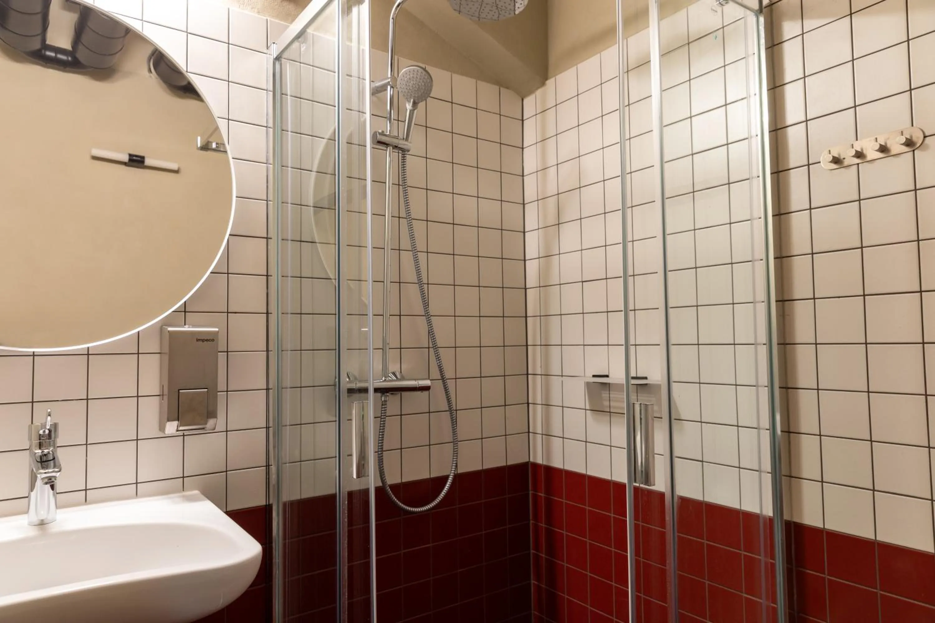 Shower in Sir Toby's Midtown