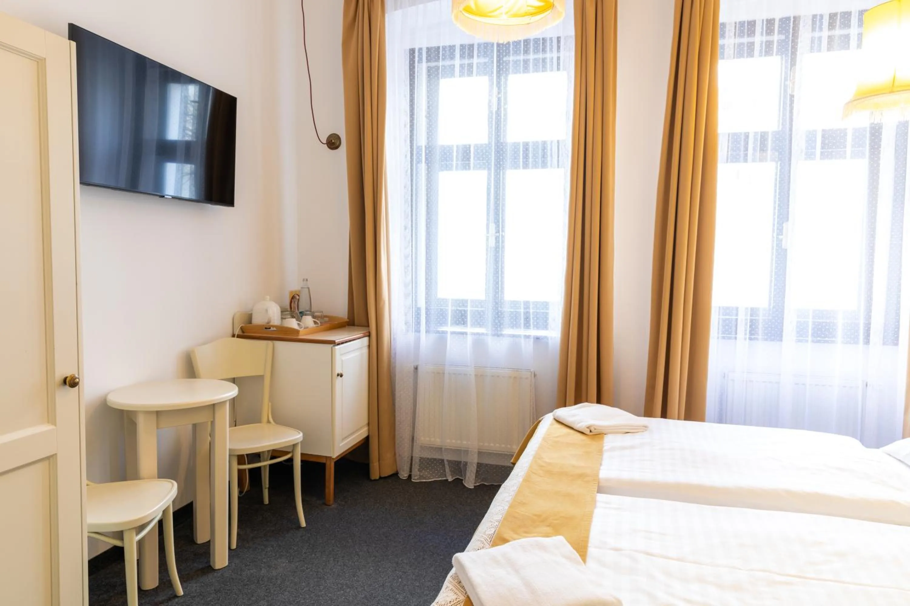 TV and multimedia, Bed in Sir Toby's Midtown