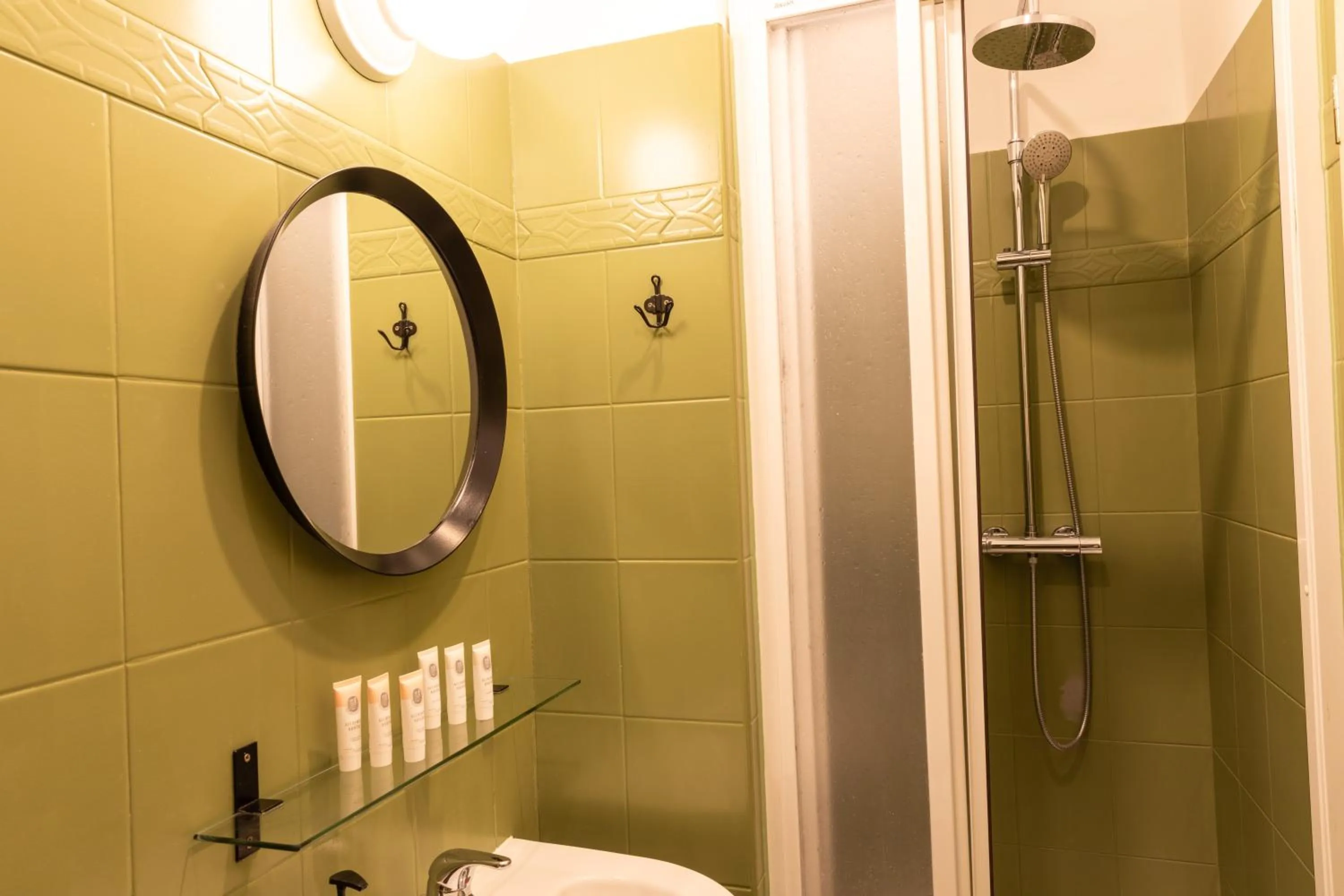 Shower in Sir Toby's Midtown