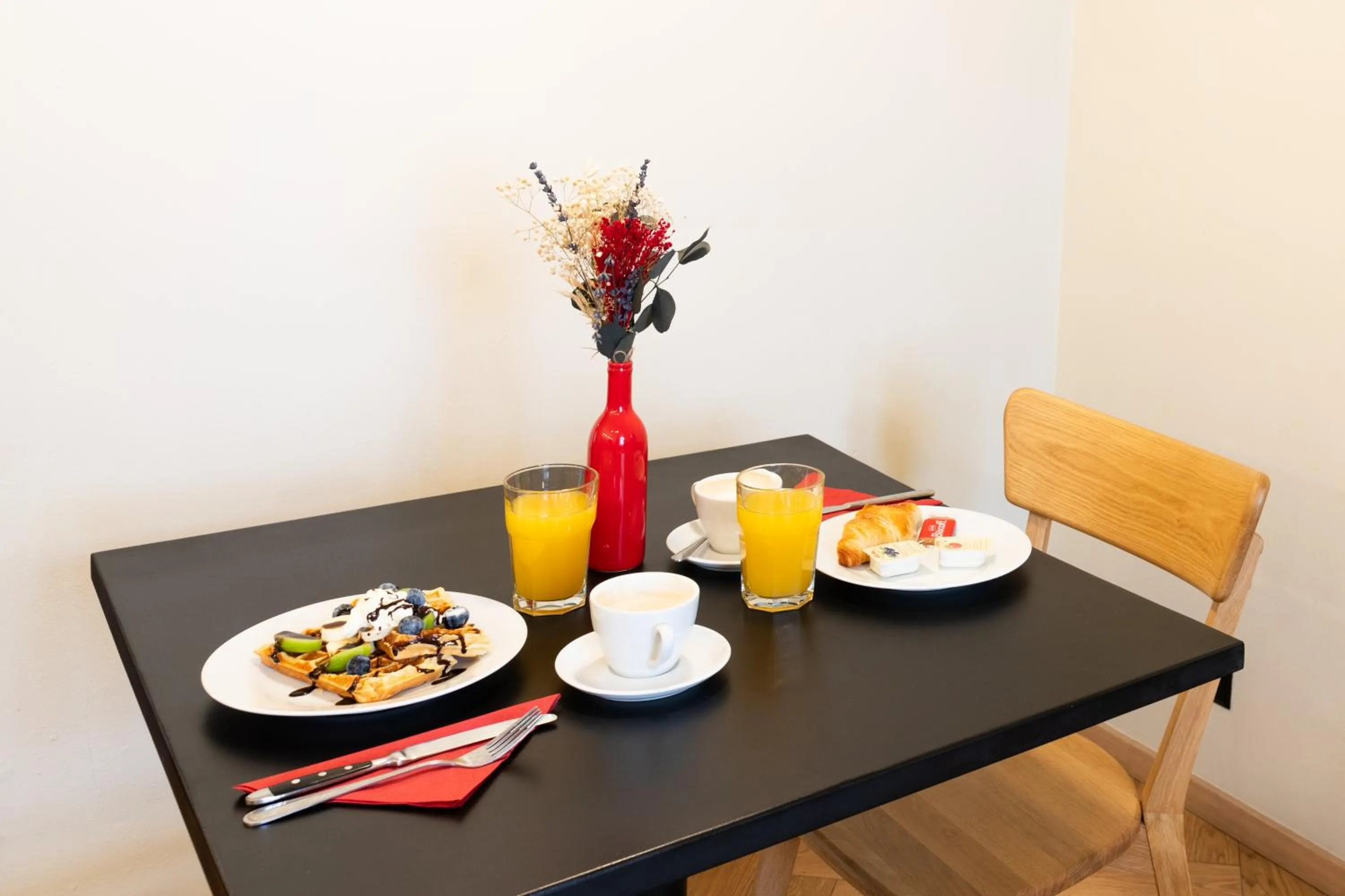 Breakfast in Sir Toby's Midtown