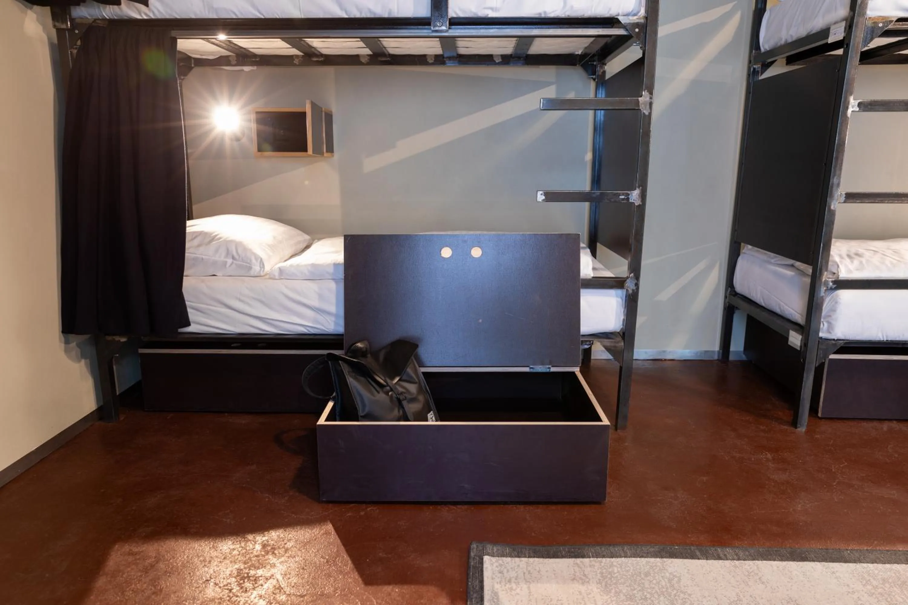 bunk bed, Bed in Sir Toby's Midtown