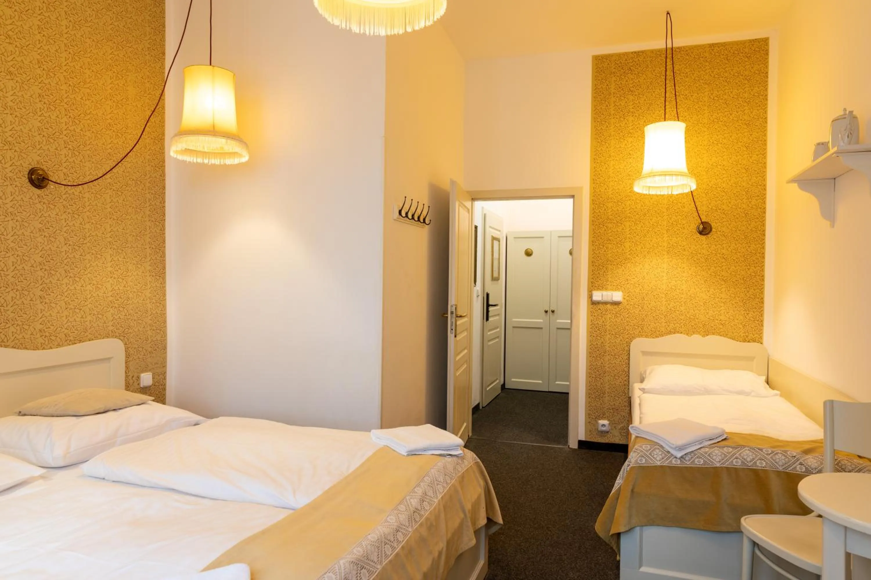 Photo of the whole room, Bed in Sir Toby's Midtown