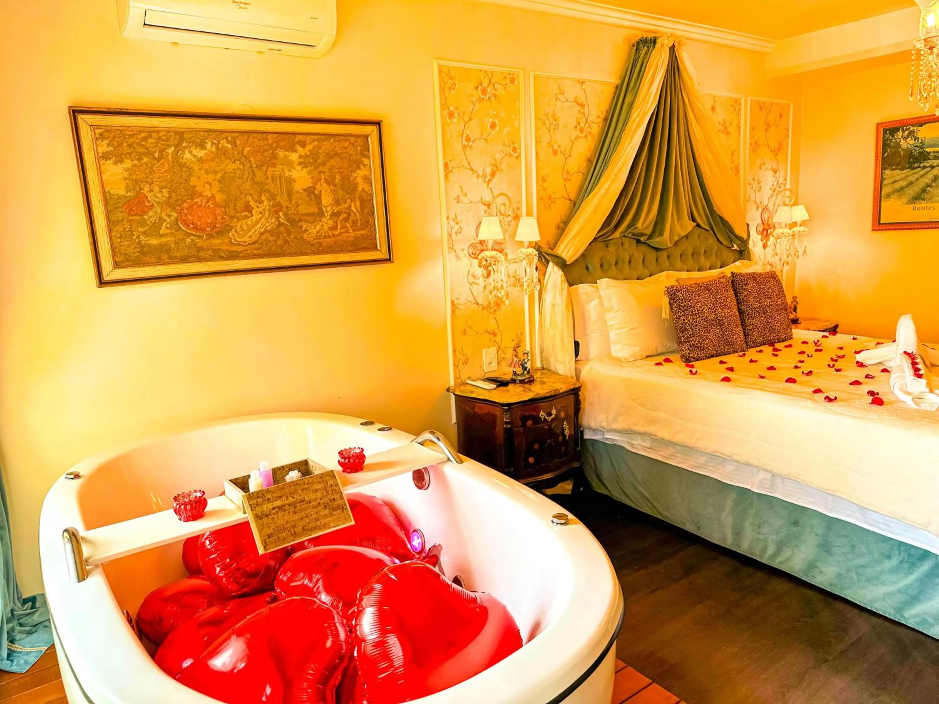 Hot Tub, Bed in Le Boutique Hotel Gramado - Exclusivo para Casais