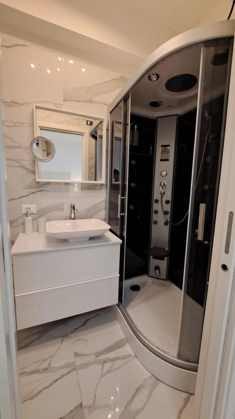 Shower in Confort Suites