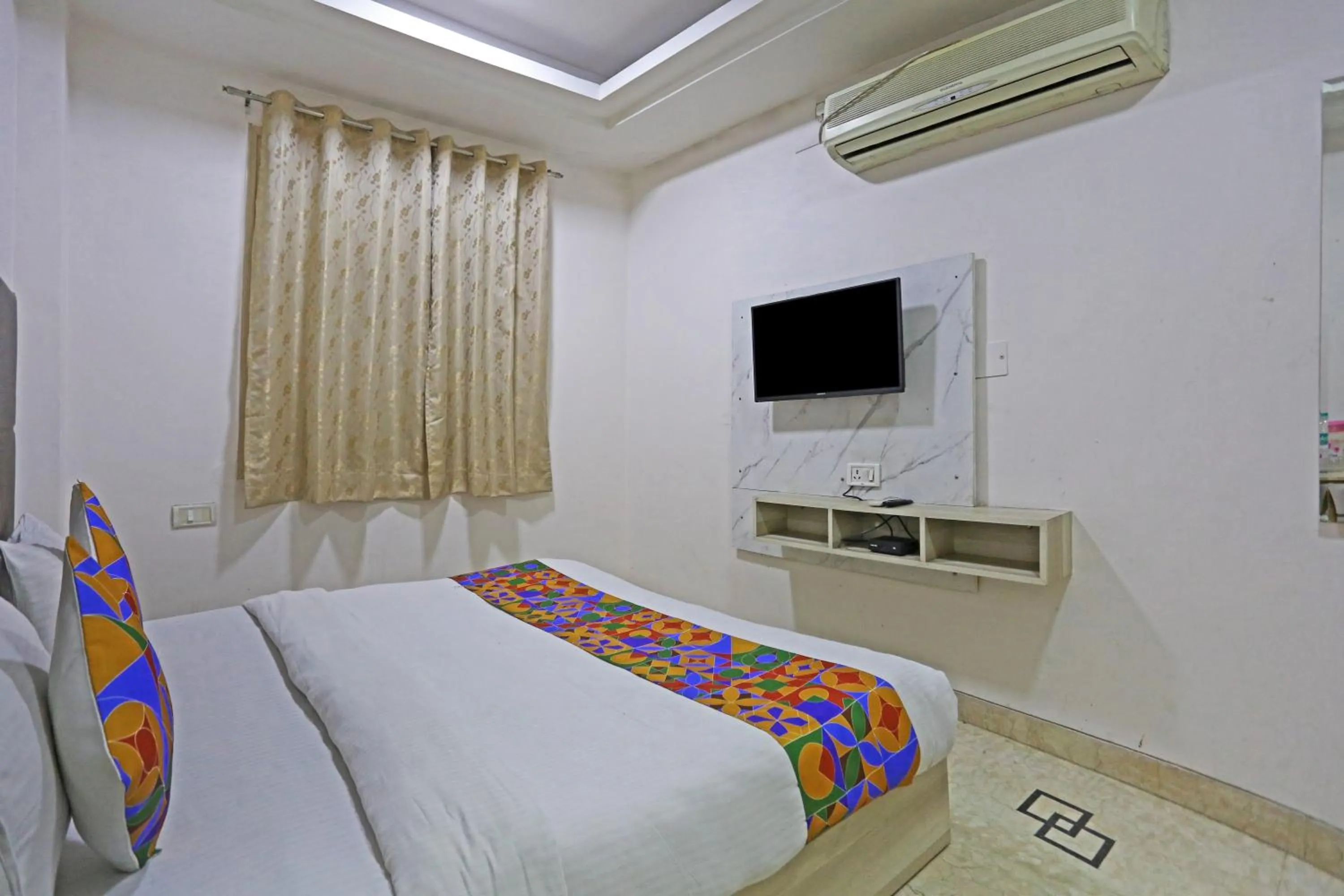 Communal lounge/ TV room, Bed in Hotel Sterling Inn, New Delhi