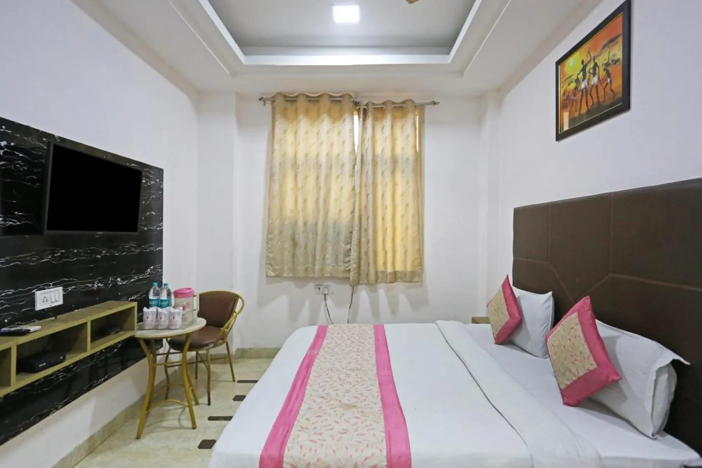 Communal lounge/ TV room, Bed in Hotel Sterling Inn, New Delhi