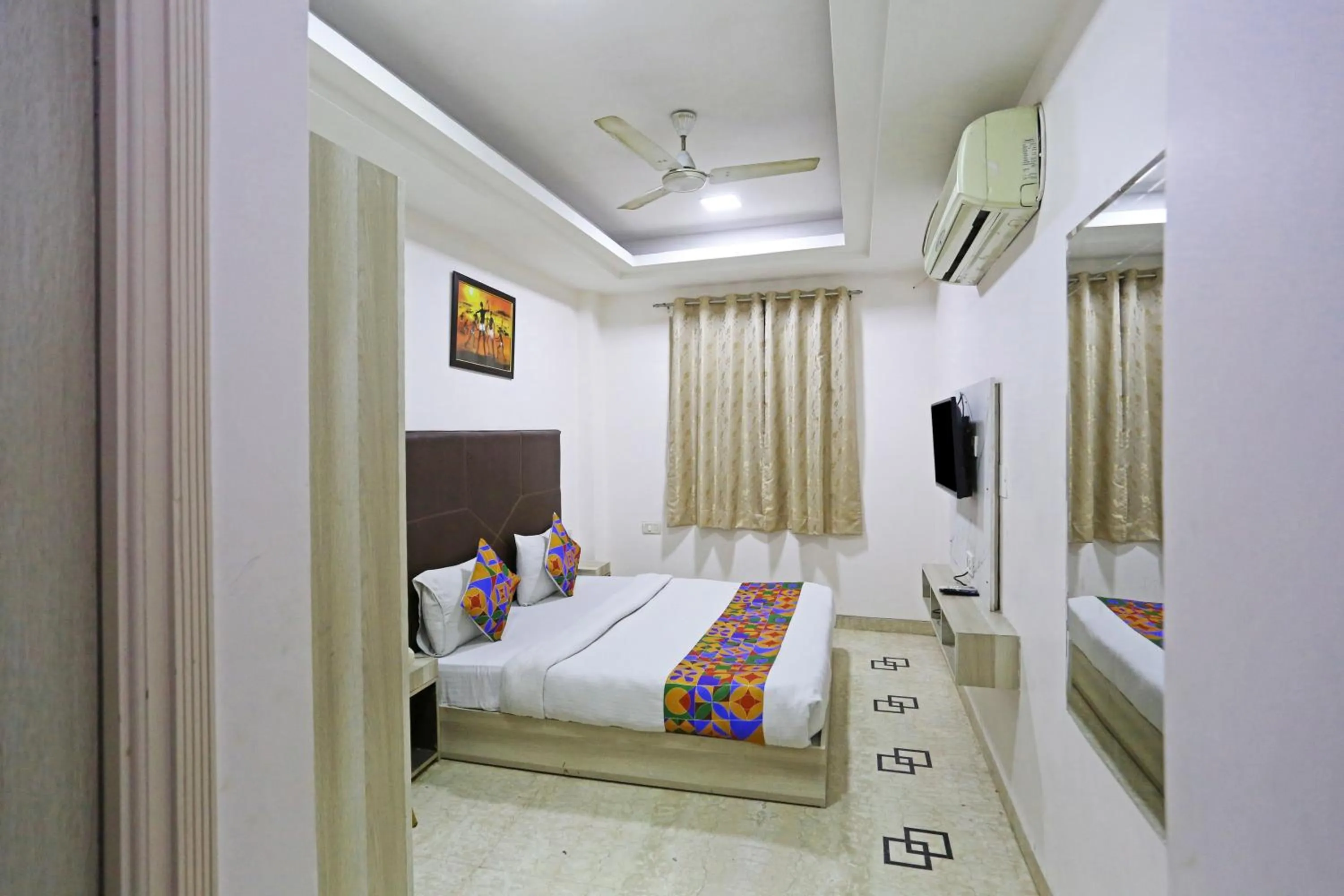 Photo of the whole room, Bed in Hotel Sterling Inn, New Delhi