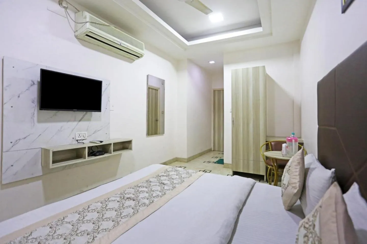 Bed in Hotel Sterling Inn, New Delhi