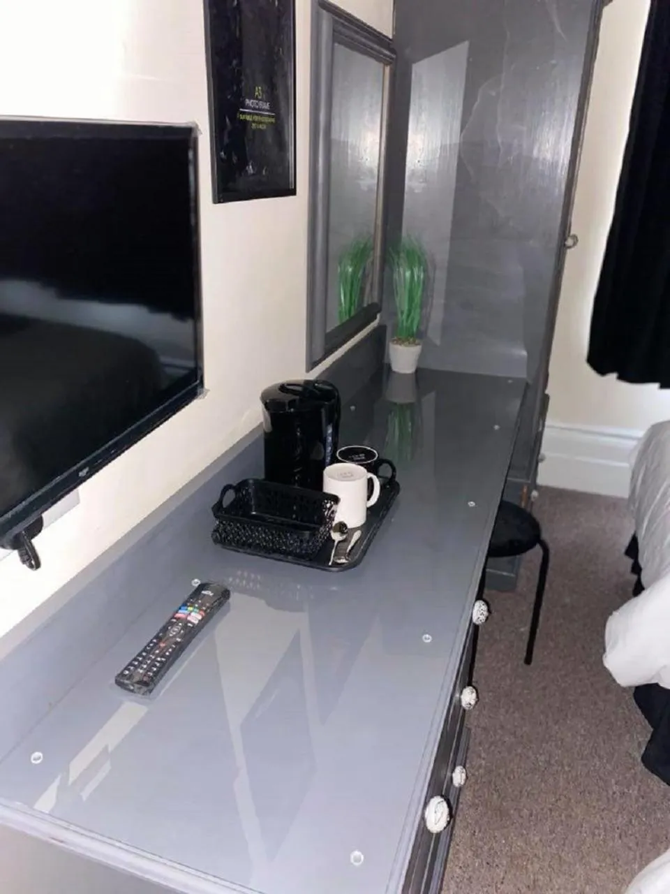 Bedroom in Burlington Hotel