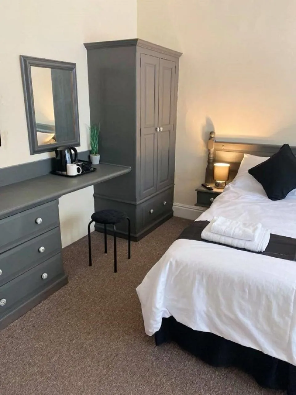 Bedroom in Burlington Hotel