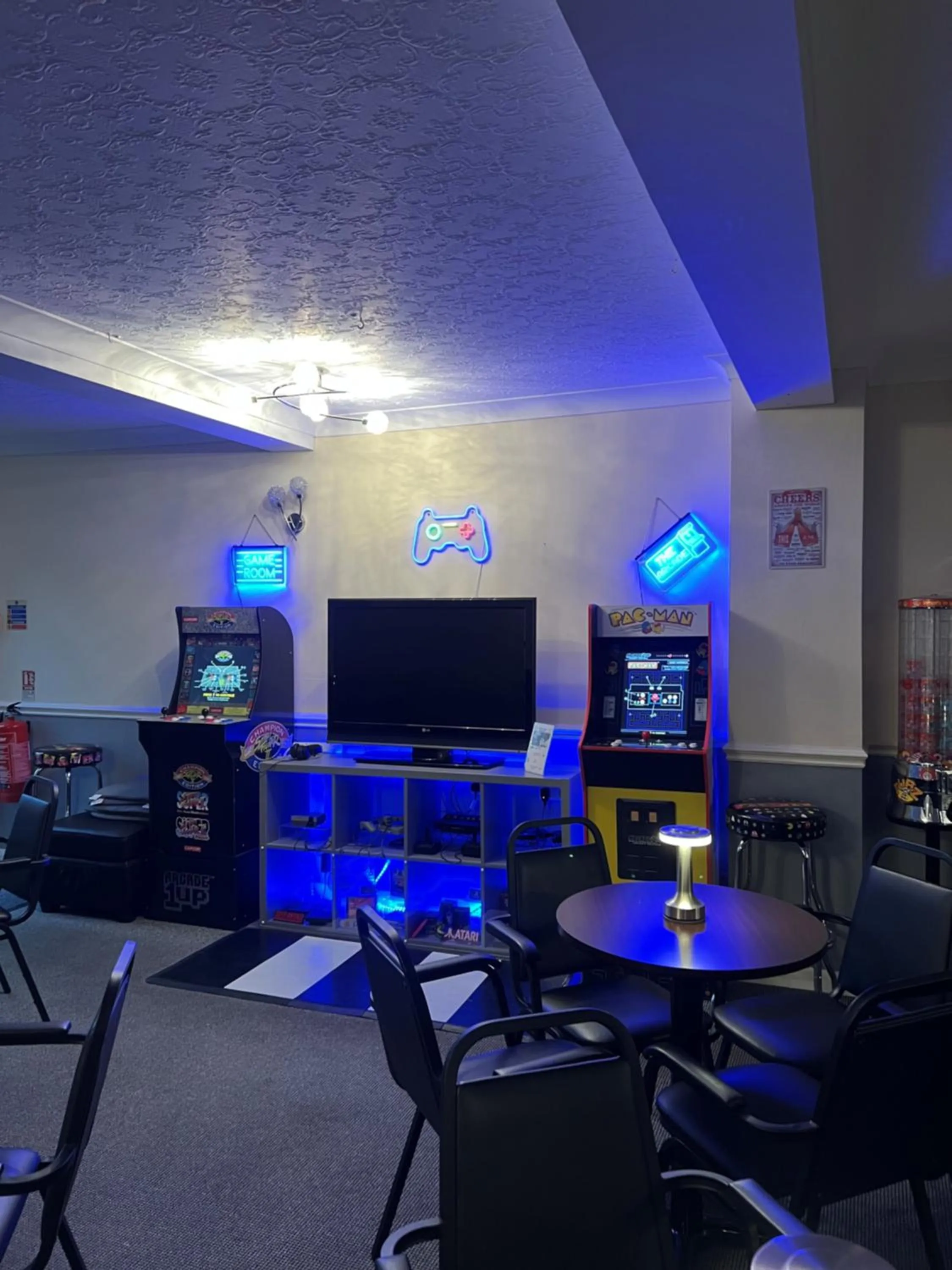 Communal lounge/ TV room in Burlington Hotel