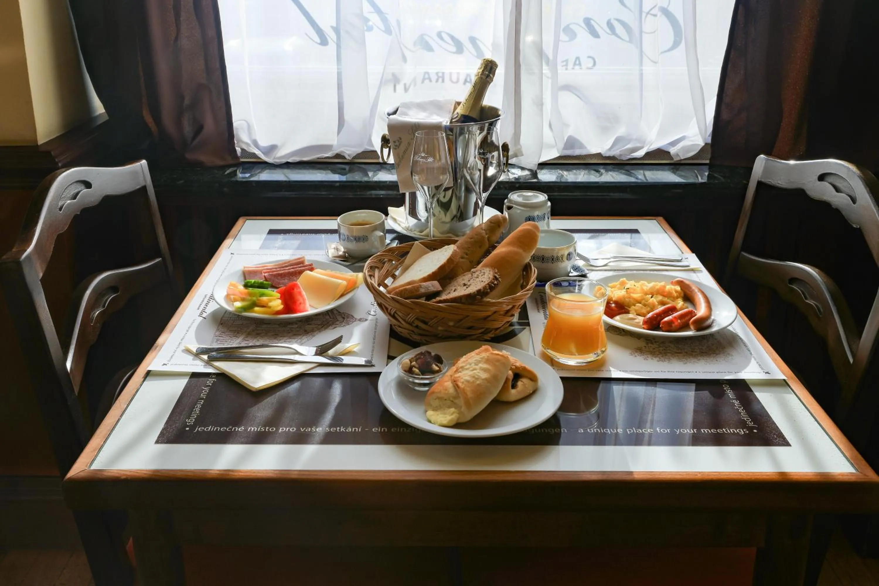 Restaurant/places to eat in Hotel Continental