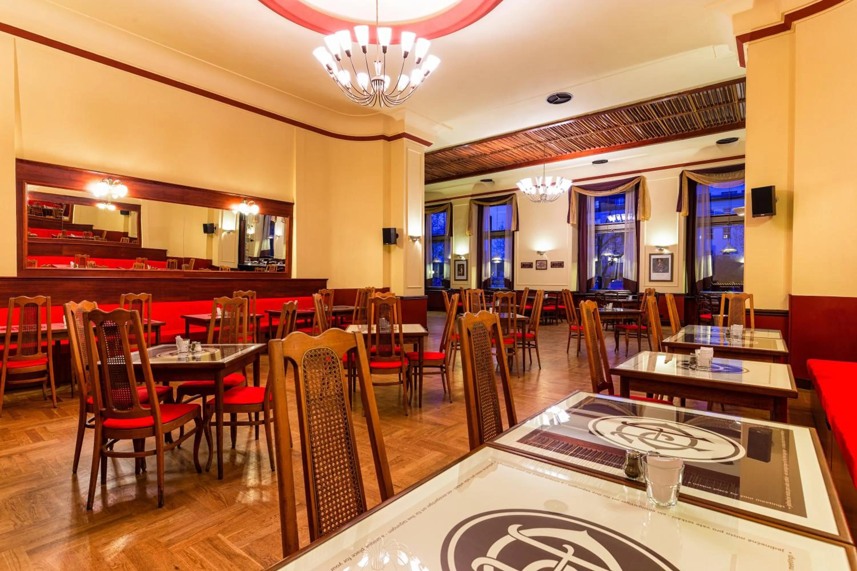 Restaurant/places to eat in Hotel Continental