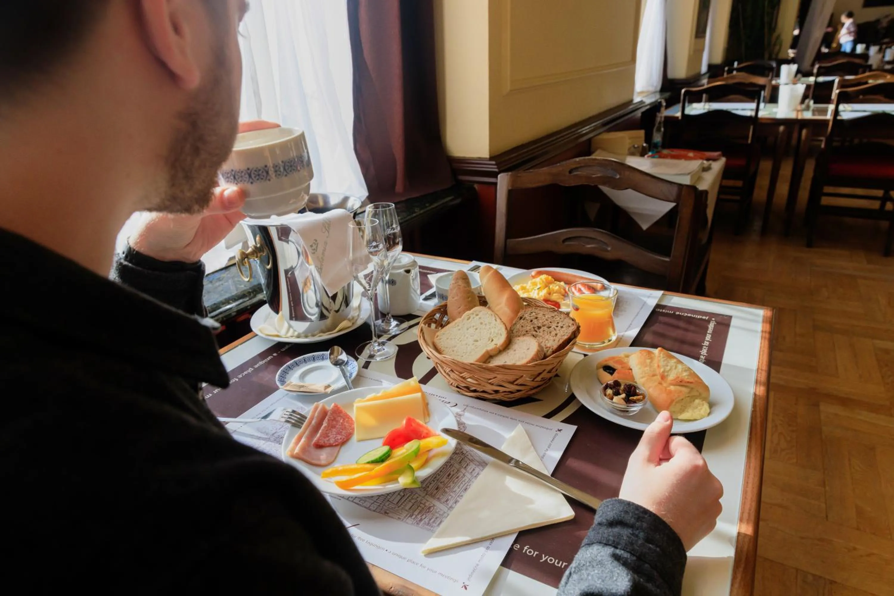 Restaurant/places to eat in Hotel Continental