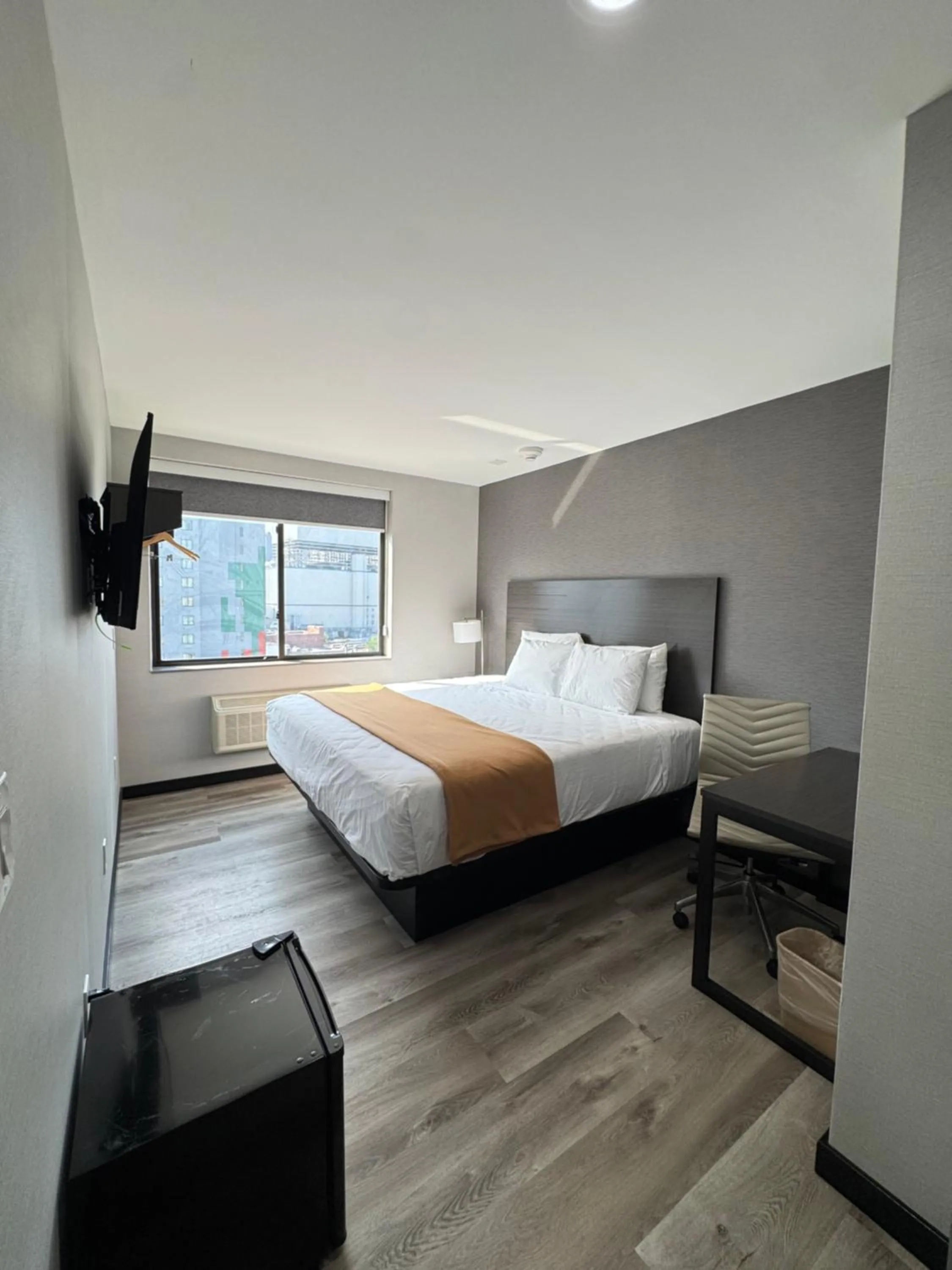 Bed in Hotel The Villa - Long Island City